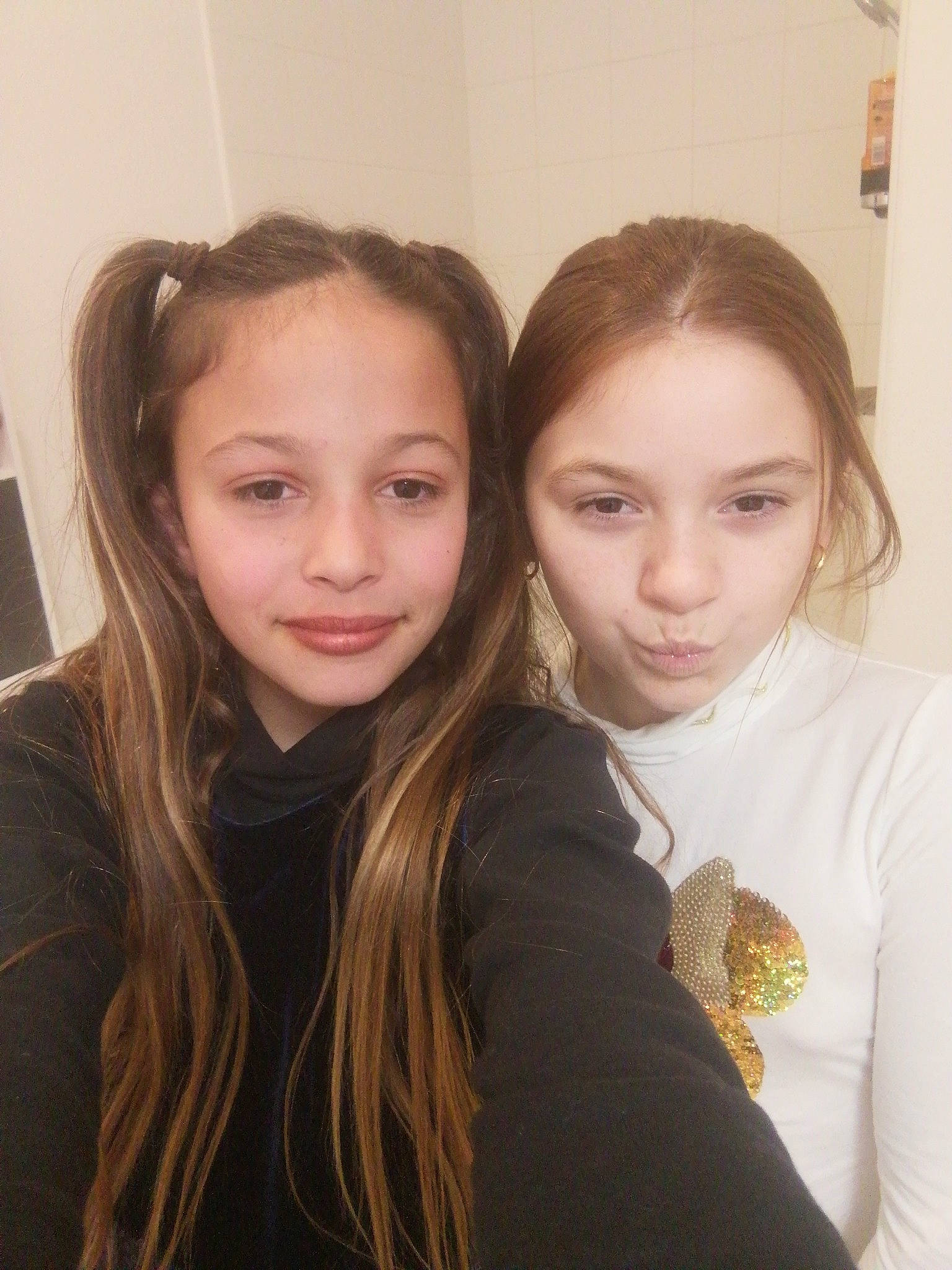 Fidgy a rejoint le concours — aidez-le/la à gagner de superbes lots ! cheek, chin, ear, event, eyebrow, eyelash, fashion_design, fun, gesture, happy, iris, joy, layered_hair, lip, long_hair, neck, nose, outerwear, person, skin