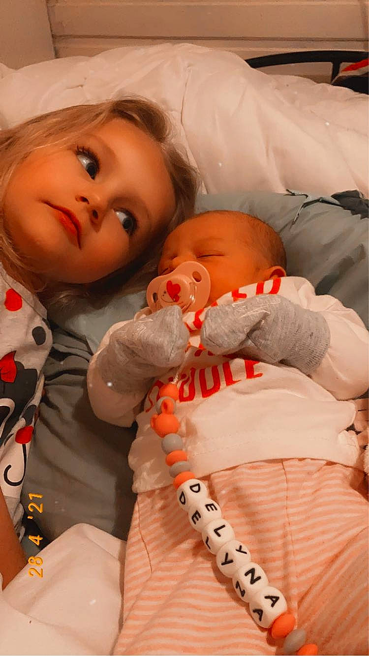 Délia a rejoint le concours — aidez-le/la à gagner de superbes lots ! abdomen, baby, baby_products, baby_toddler_clothing, cheek, child, comfort, event, eye, eyelash, lip, mouth, orange, pattern, peach, person, room, skin, textile, toddler