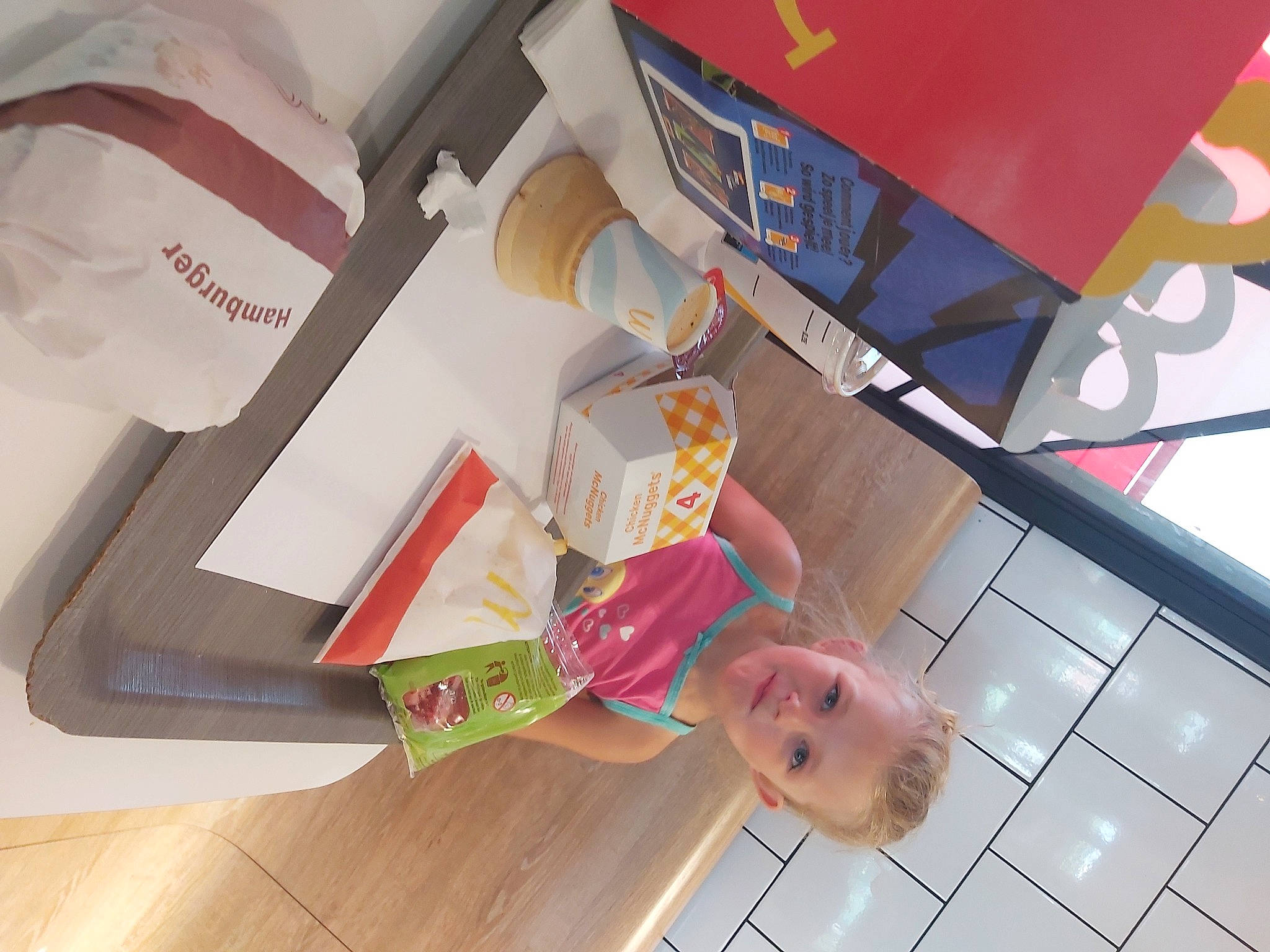 Délia participe au concours pour gagner de l'argent avec cette photo : carmine, ceiling, child, flooring, fun, hardwood, material_property, paper, paper_product, person, red, room, smile, wood