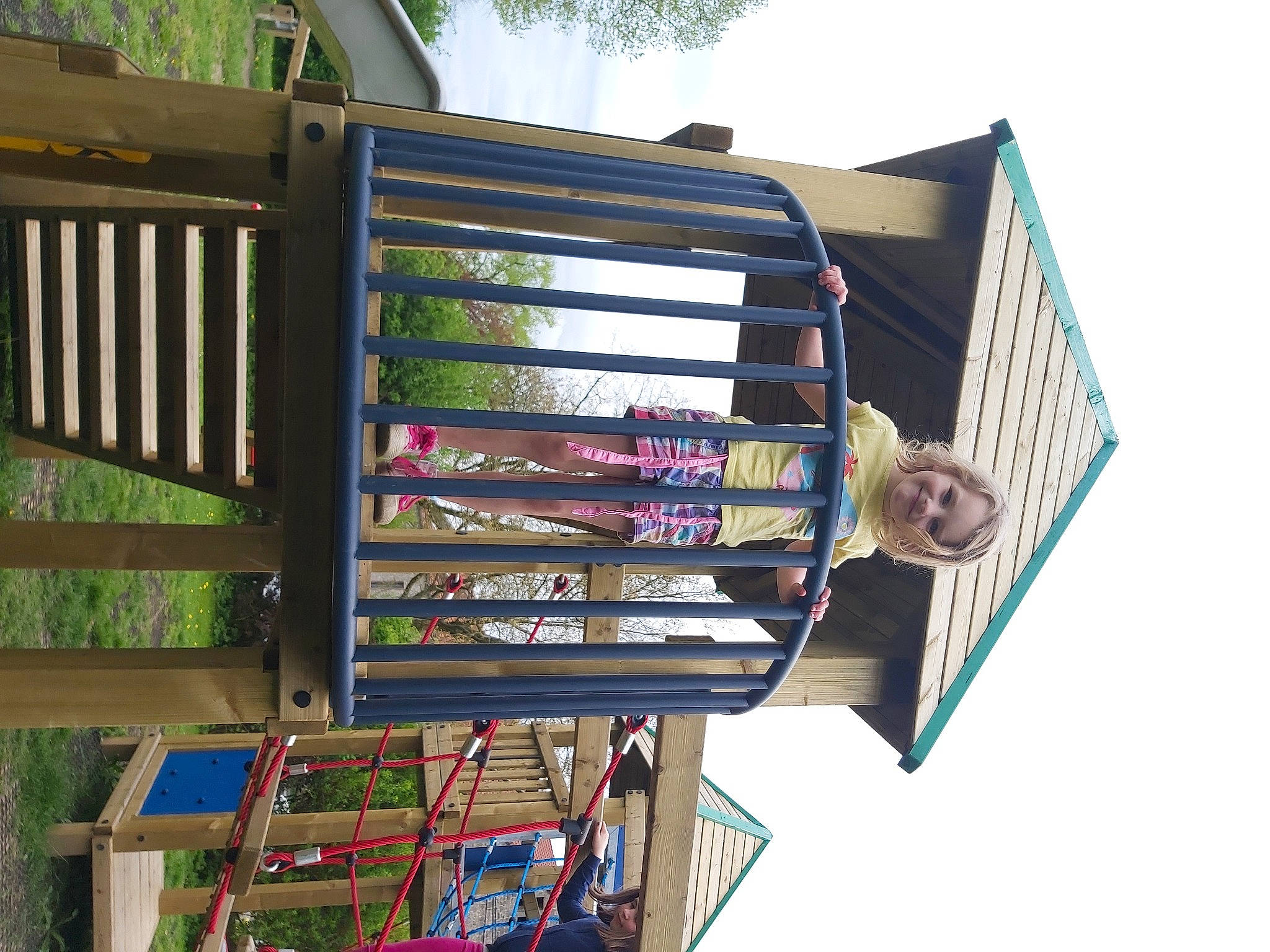 Délia participe au concours pour gagner de l'argent avec cette photo : art, building, composite_material, facade, fun, handrail, hardwood, joy, leisure, metal, person, sky, travel, tree, wood