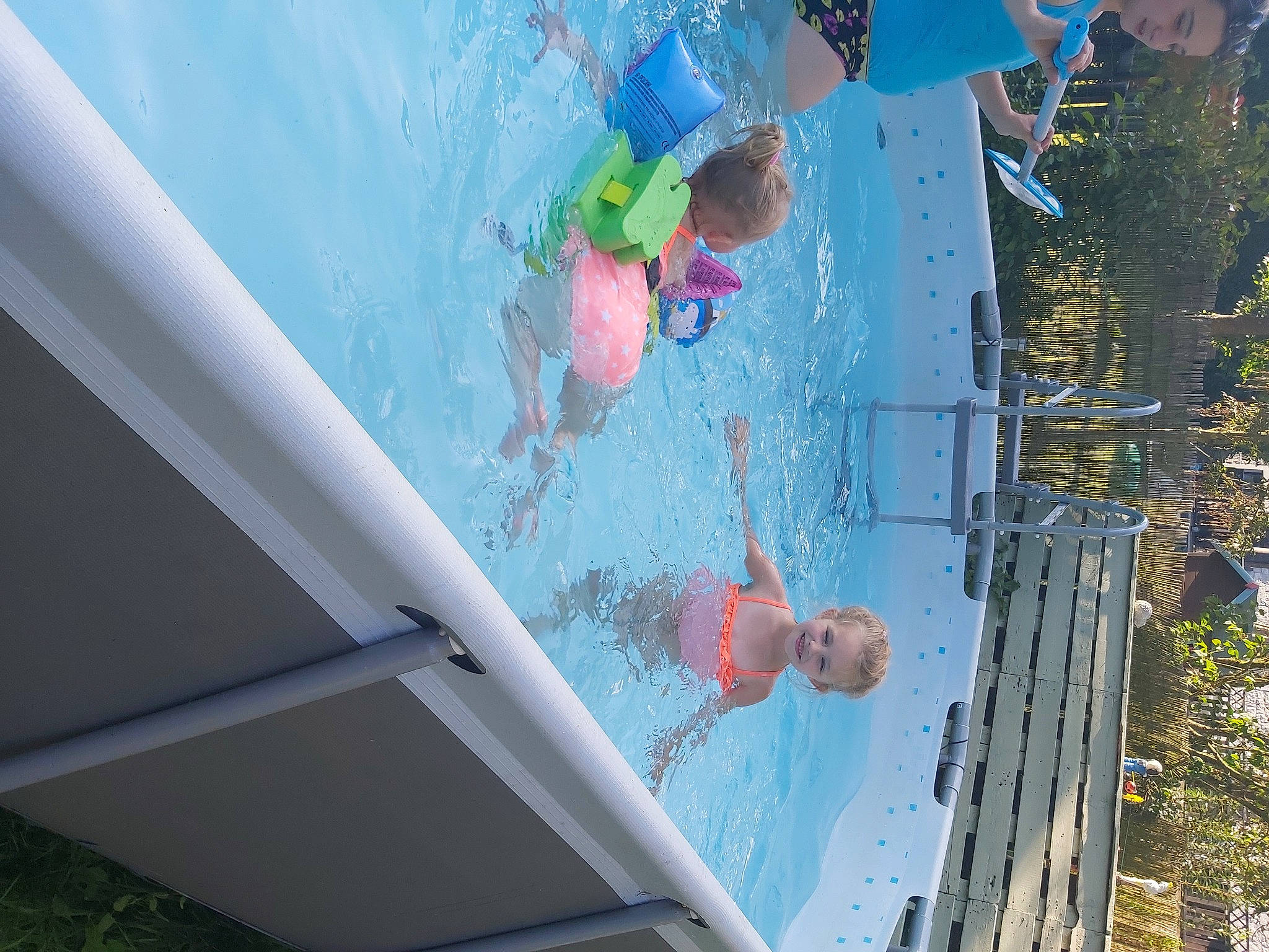 Délia a rejoint le concours — aidez-le/la à gagner de superbes lots ! azure, concrete, electric_blue, facade, fun, glass, joy, leisure, metal, paint, person, plant, pole, recreation, reflection, shade, sky, swimming_pool, tree, water