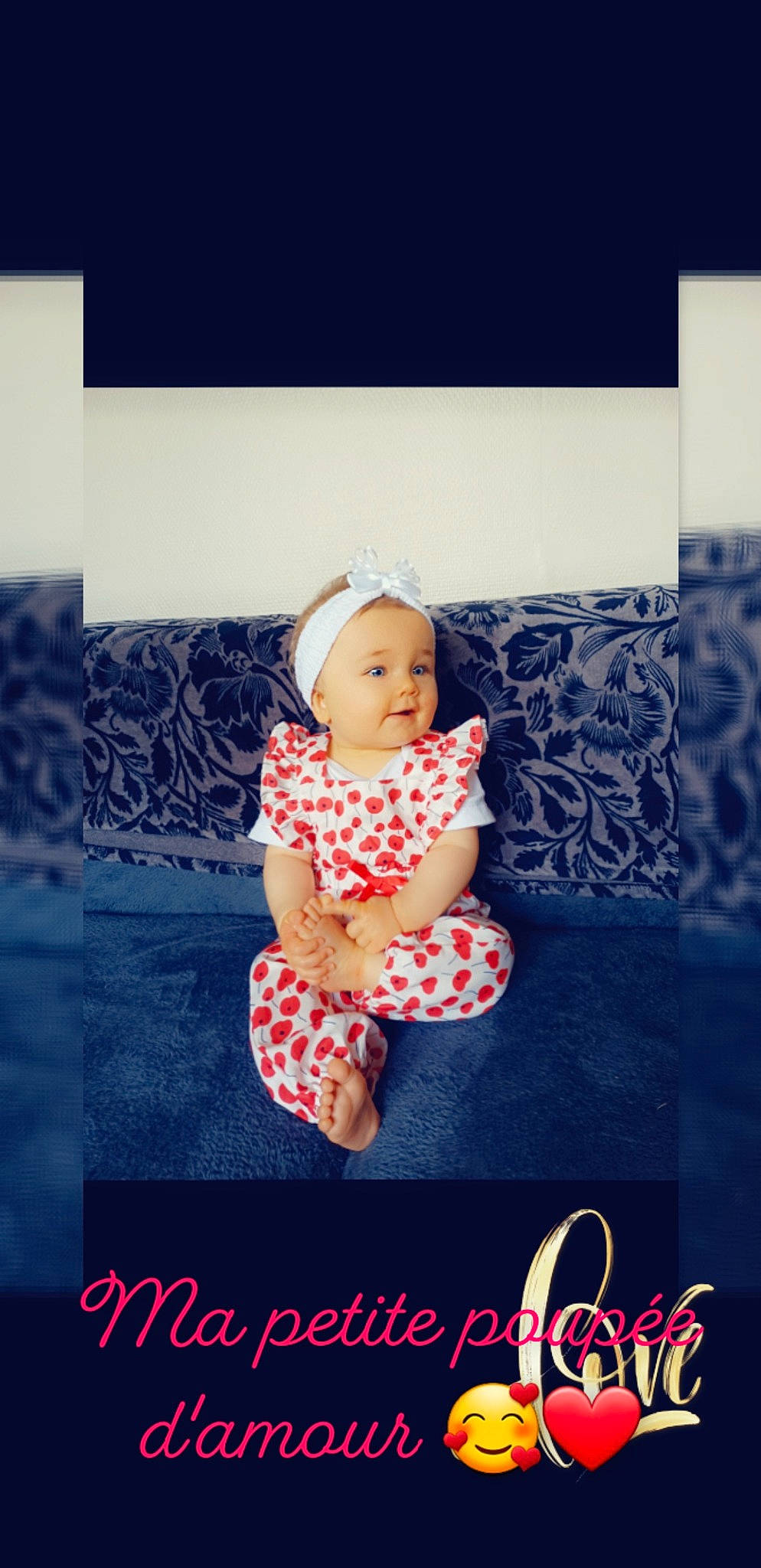 Lily a rejoint le concours — aidez-le/la à gagner de superbes lots ! baby, baby_toddler_clothing, blue, cap, electric_blue, event, fashion_accessory, flash_photography, font, happy, hat, magenta, pattern, person, pink, purple, sitting, sleeve, t_shirt, textile