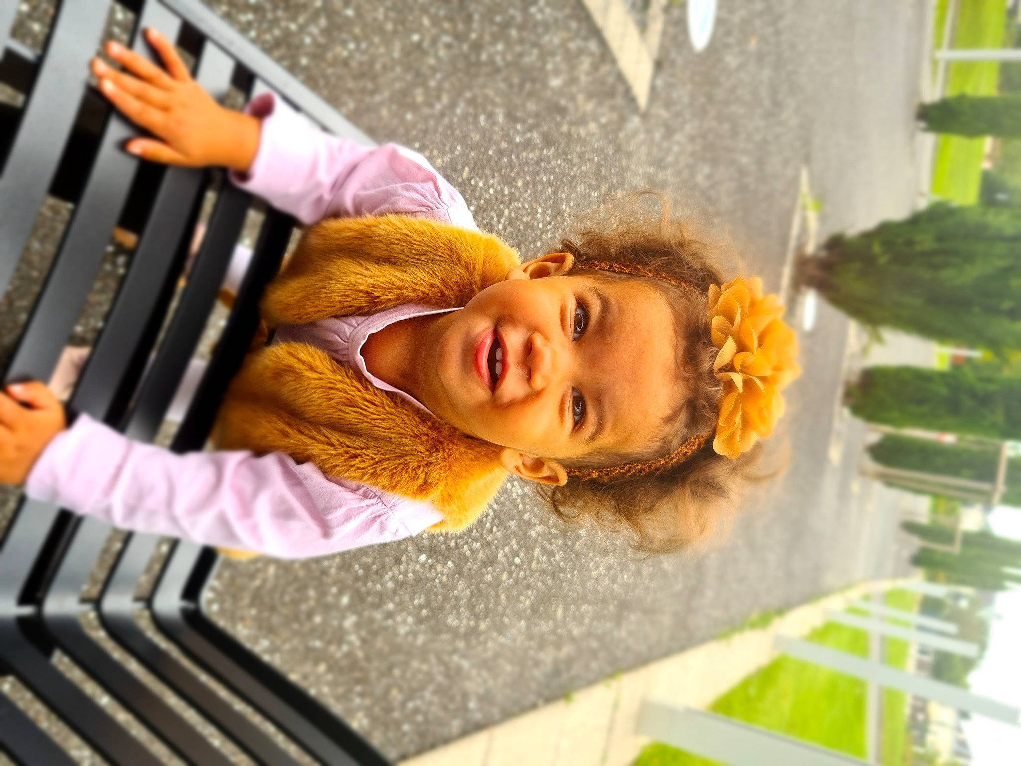 Juliana a rejoint le concours — aidez-le/la à gagner de superbes lots ! baby, baby_carriage, baby_products, blond, child, city, fun, grass, green, happy, leisure, outdoor_play_equipment, person, plant, recreation, smile, street_fashion, sunglasses, toddler, tree