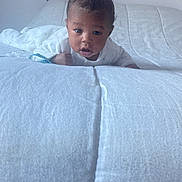 Kayden a rejoint le concours — aidez-le/la à gagner de superbes lots ! baby, infant, bed, blanket, white, soft, face, person, child, indoors, curious, wide_eyes, clothing, toddler, young, cute, sleepwear, crawling, head_up, minimalist