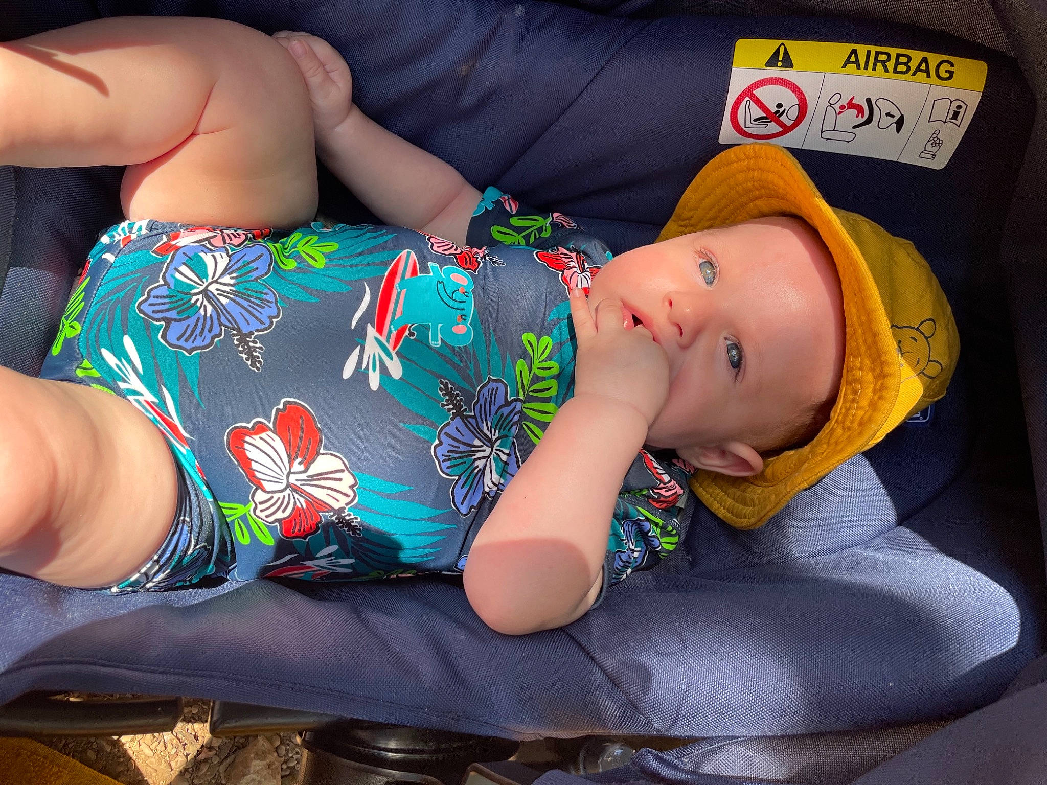 Naïl a rejoint le concours — aidez-le/la à gagner de superbes lots ! baby, baby_toddler_clothing, baseball_cap, cap, chest, child, clothing, comfort, cool, elbow, hand, hat, headgear, human_leg, knee, lap, leg, person, thigh, toddler