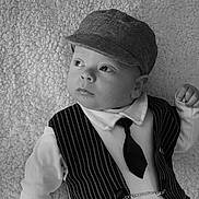 Charles a rejoint le concours — aidez-le/la à gagner de superbes lots ! baby, infant, child, face, cap, hat, vest, tie, clothing, portrait, black_and_white, monochrome, soft_texture, blanket, laying_down, cute, fashion, expression, young, person