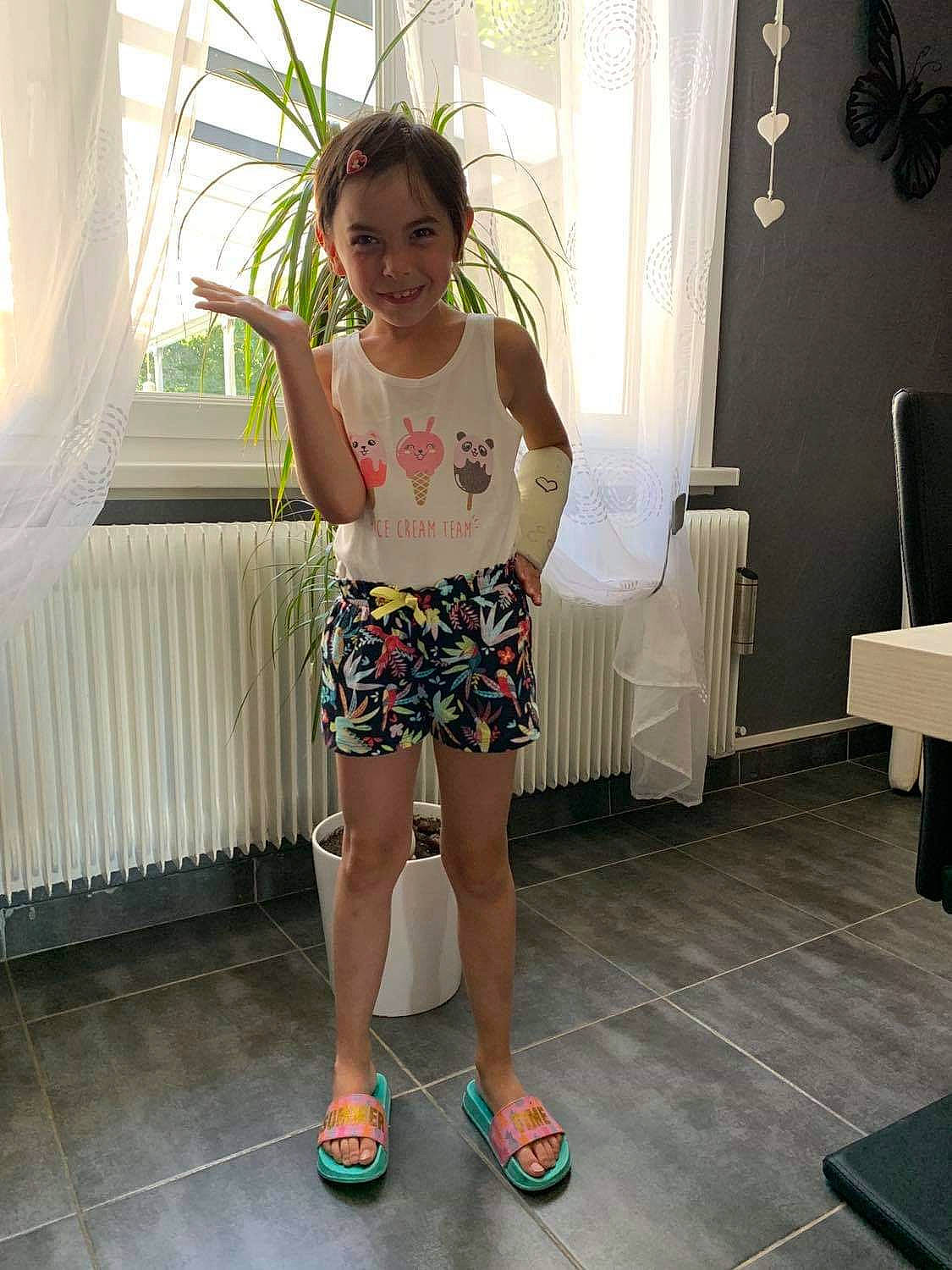 Swan a rejoint le concours — aidez-le/la à gagner de superbes lots ! child, footwear, fun, joy, leg, person, room, shoe, shorts, shoulder, standing, t_shirt, technology, toddler, vacation