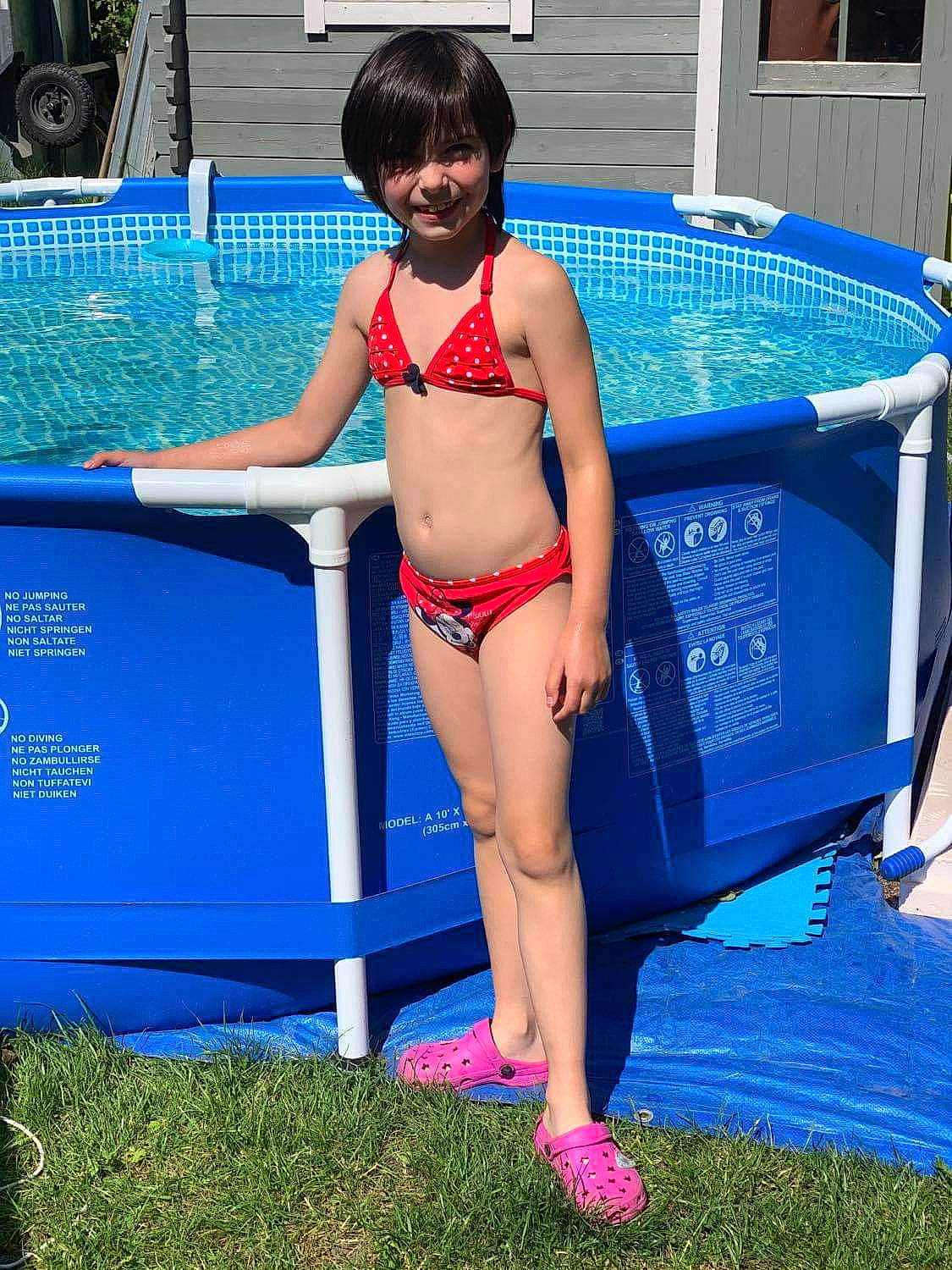 Swan a rejoint le concours — aidez-le/la à gagner de superbes lots ! bikini, briefs, car, child, clothing, electric_blue, joy, leg, person, recreation, summer, swimming_pool, swimsuit_bottom, swimwear, thigh, vacation, vehicle, water