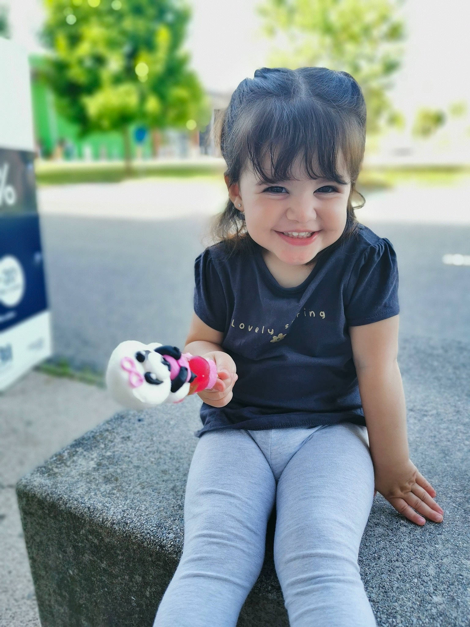 Léonie a rejoint le concours — aidez-le/la à gagner de superbes lots ! ball, child, eye, facial_expression, football, fun, grass, happy, human_leg, joy, leg, leisure, person, recreation, sleeve, smile, soccer, street_fashion, t_shirt, thigh