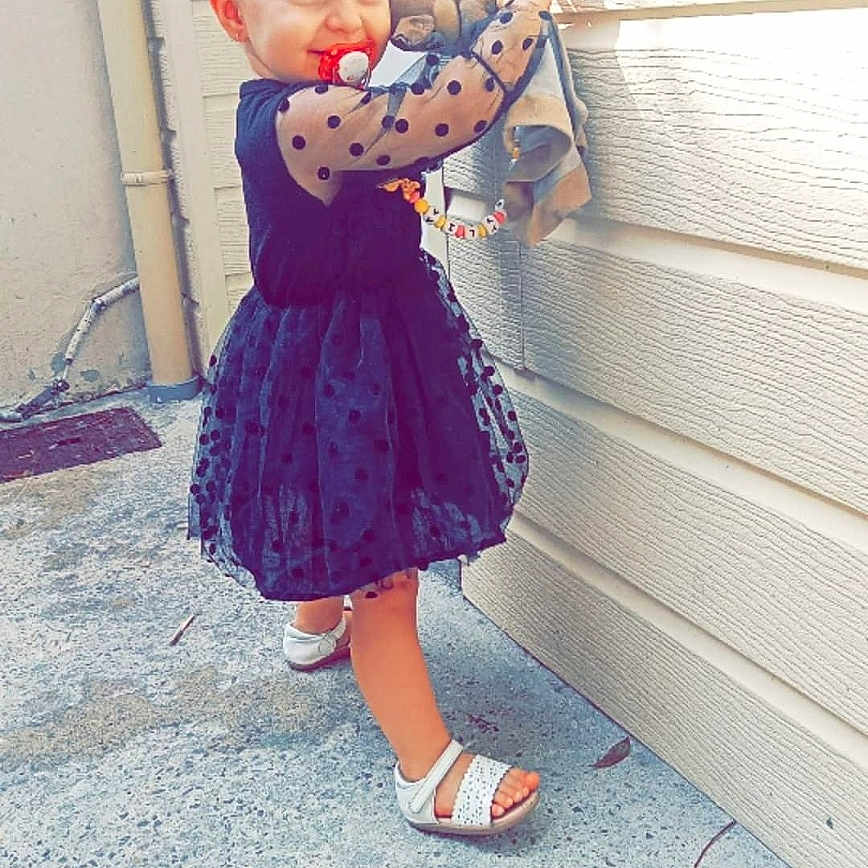 Kheylia participe au concours pour gagner de l'argent avec cette photo : baseball, baseballglove, child, city, clothing, costume, dress, face, female, footwear, girl, glove, head, pants, person, photography, portrait, sandal, shoe, sport