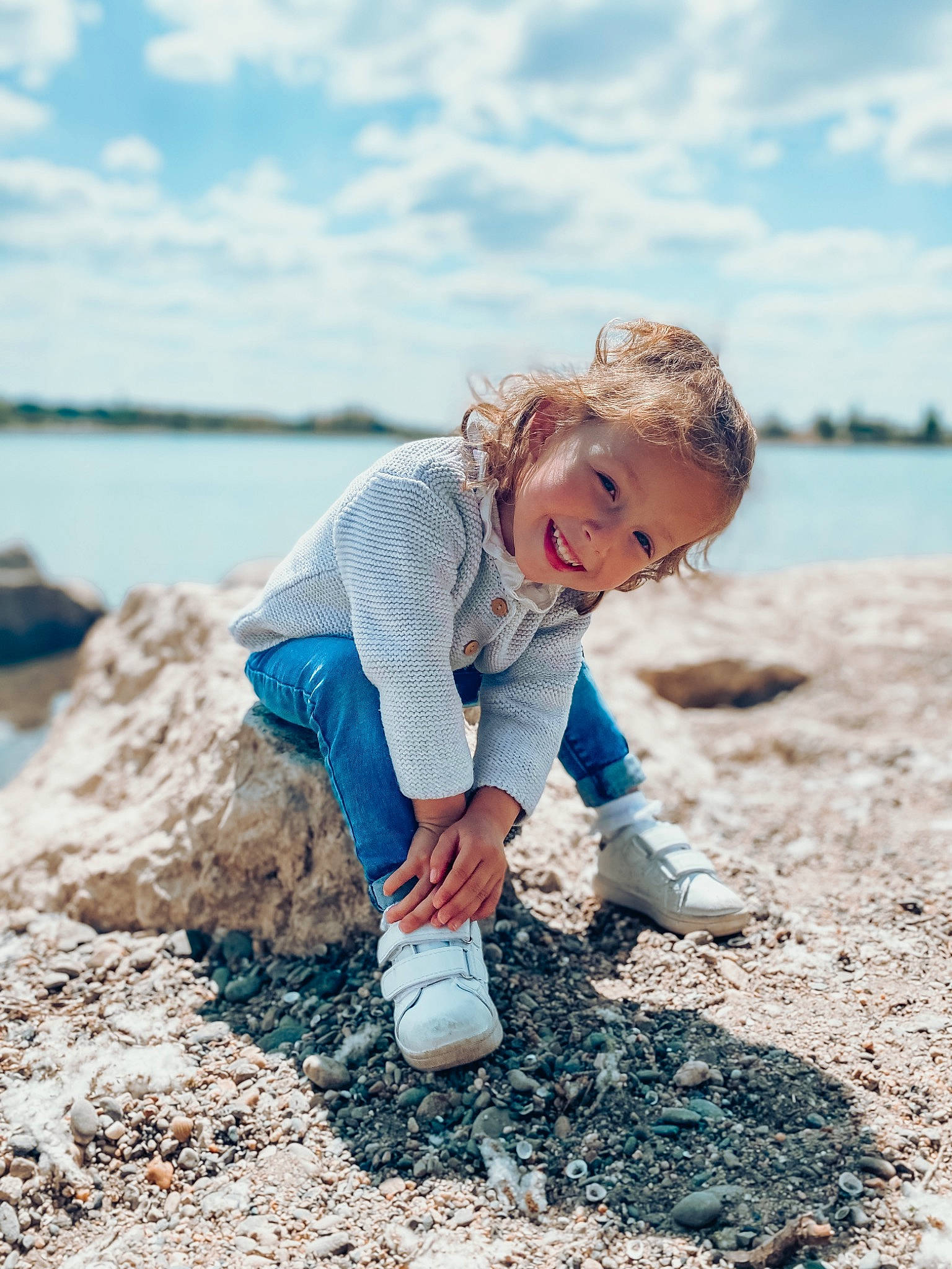 Eva a rejoint le concours — aidez-le/la à gagner de superbes lots ! azure, beach, cloud, coastal_and_oceanic_landforms, electric_blue, flash_photography, fun, grass, happy, joy, landscape, people_in_nature, person, sand, shoe, shore, sky, smile, sneakers, toddler