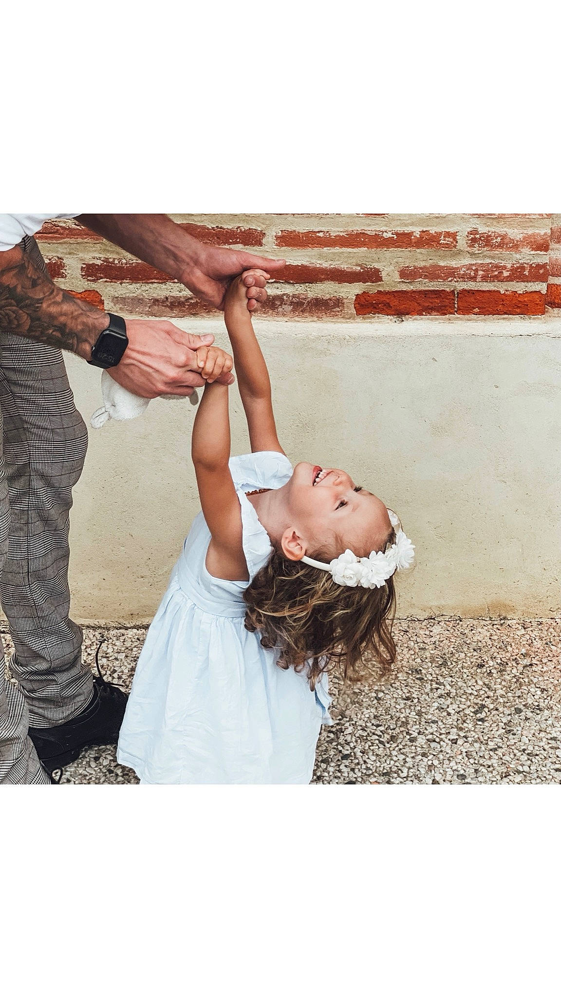 Eva a rejoint le concours — aidez-le/la à gagner de superbes lots ! abdomen, bridal_clothing, cool, elbow, event, fashion_design, flash_photography, gesture, gown, happy, human_leg, knee, neck, person, shoe, shoulder, sleeve, t_shirt, thigh, trunk