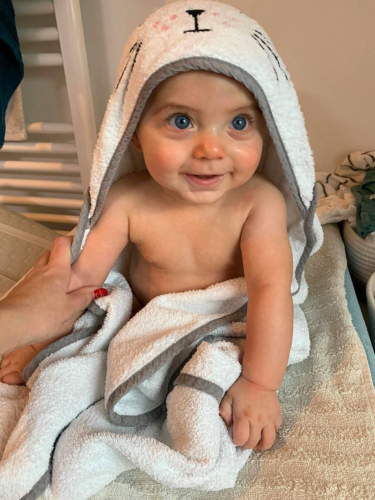 Malo participe au concours pour gagner de l'argent avec cette photo : arm, baby, baby_products, baby_toddler_clothing, barefoot, cap, cheek, chest, child, comfort, eye, face, facial_expression, happy, headwear, linens, lip, person, skin, smile