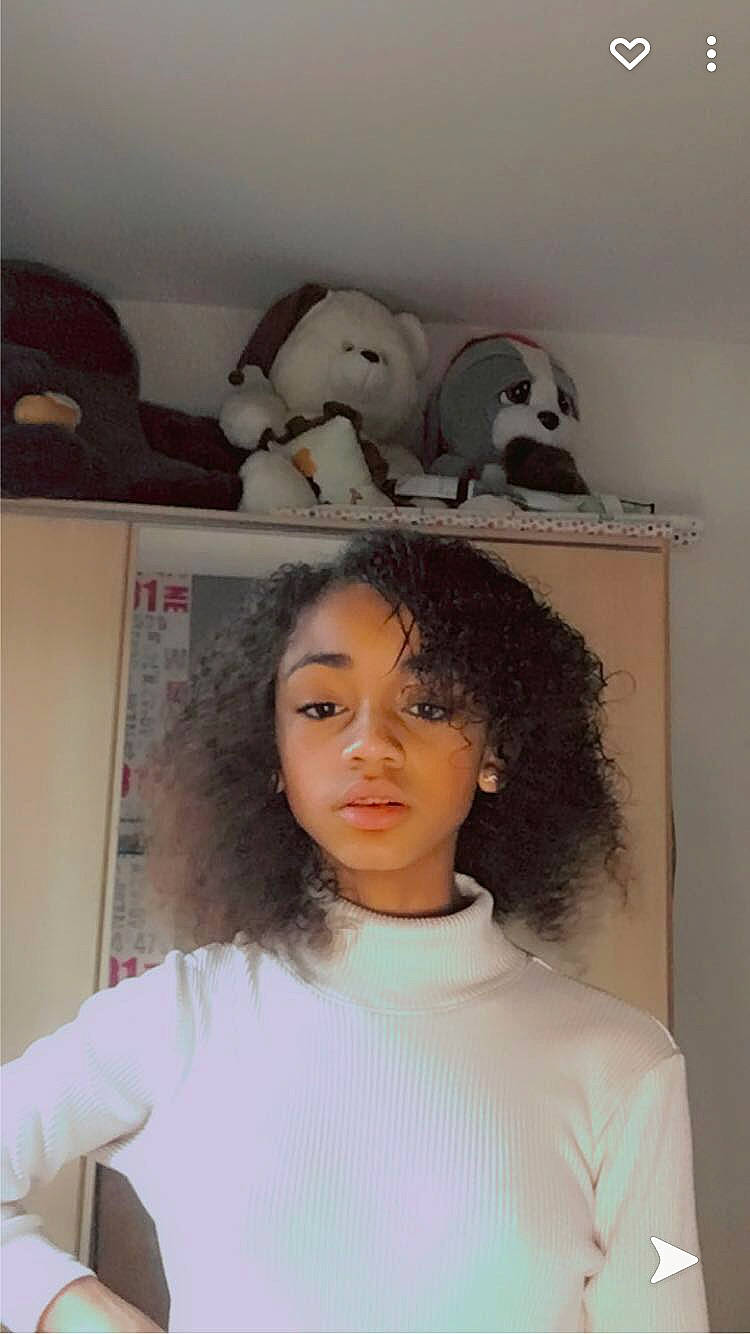 Jade a rejoint le concours — aidez-le/la à gagner de superbes lots ! black_hair, chest, eyelash, eyewear, fashion_accessory, fashion_design, fun, fur, hair_coloring, jewellery, necklace, nose, person, room, street_fashion, t_shirt, textile, toy, visual_arts, white