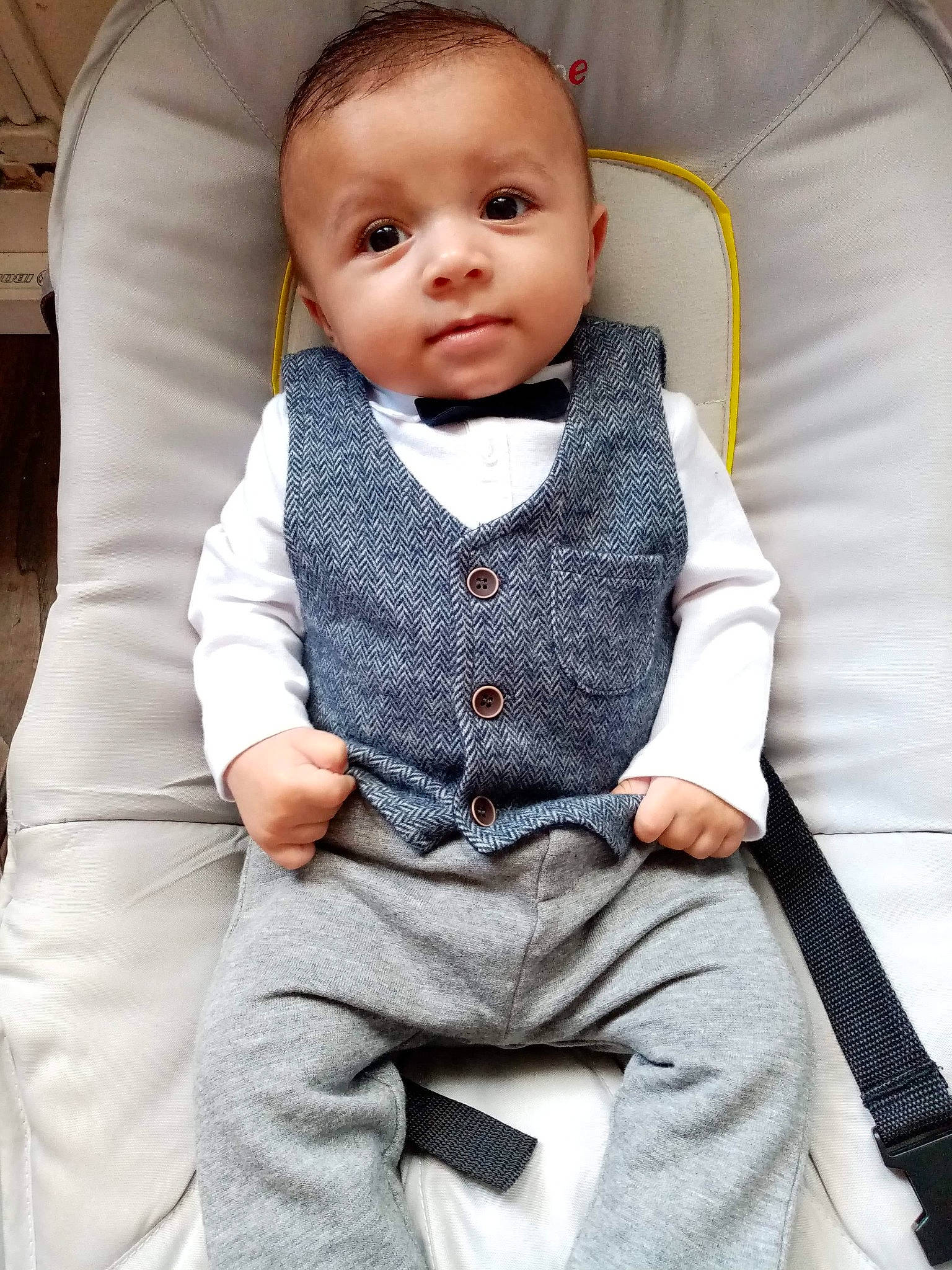 Rayan a rejoint le concours — aidez-le/la à gagner de superbes lots ! baby, baby_products, baby_toddler_clothing, cheek, child, collar, comfort, dress_shirt, electric_blue, eye, formal_wear, grey, head, linens, outerwear, pattern, person, sitting, sleeve, tie