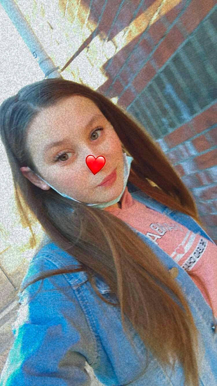 Coralie a rejoint le concours — aidez-le/la à gagner de superbes lots ! art, black_hair, brown_hair, chin, cool, eyebrow, eyelash, eyewear, fun, jaw, lip, lipstick, long_hair, mouth, neck, nose, paint, person, street_fashion, textile