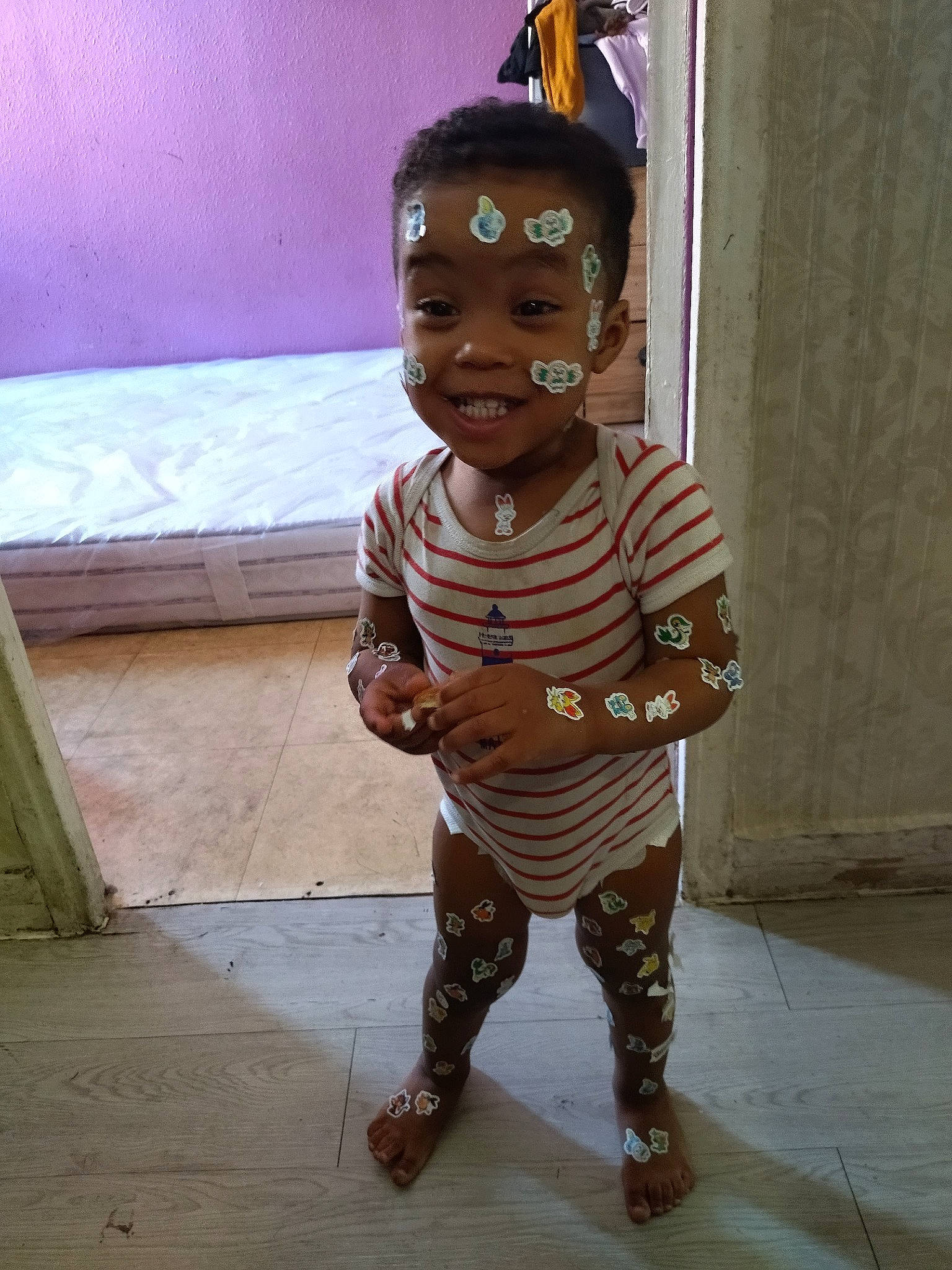 Julian participe au concours pour gagner de l'argent avec cette photo : art, artifact, child, fashion_design, flooring, head, joy, pattern, person, sleeve, street_fashion, t_shirt, thigh, toddler, visual_arts, waist, wood