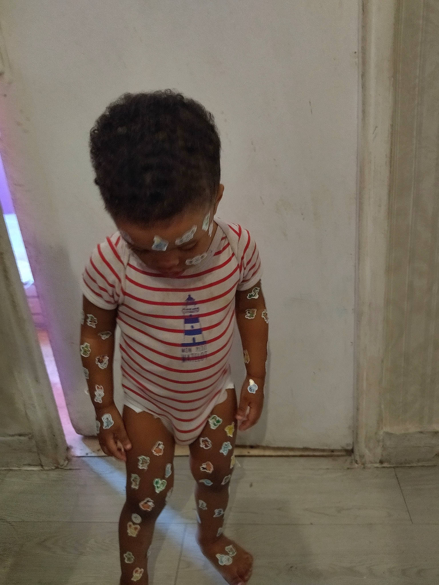 Julian participe au concours pour gagner de l'argent avec cette photo : dress, elbow, fashion_design, floor, flooring, human_leg, knee, leg, neck, pattern, person, shoulder, sleeve, street_fashion, sunglasses, t_shirt, thigh, tints_and_shades, trunk, waist