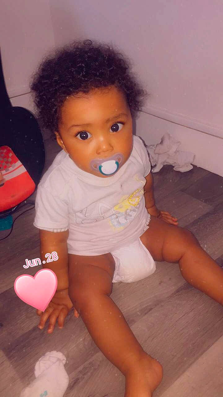 Julian a rejoint le concours — aidez-le/la à gagner de superbes lots ! baby_toddler_clothing, black_hair, cheek, child, chin, eye, facial_expression, floor, flooring, fun, joint, knee, leg, lip, neck, nose, person, shoulder, skin, thigh