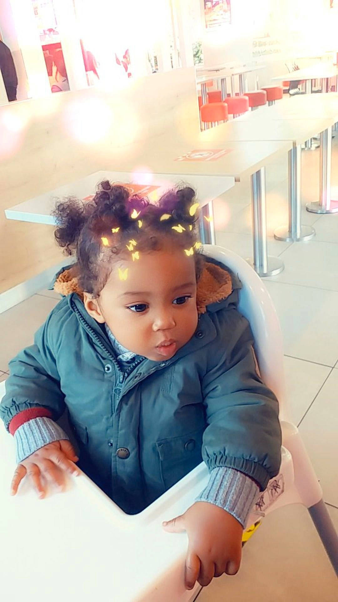 Julian participe au concours pour gagner de l'argent avec cette photo : baby_toddler_clothing, chair, child, comfort, costume, electric_blue, eyewear, fashion_accessory, fashion_design, flash_photography, flooring, fun, hairstyle, happy, leisure, person, room, sitting, skin, sleeve