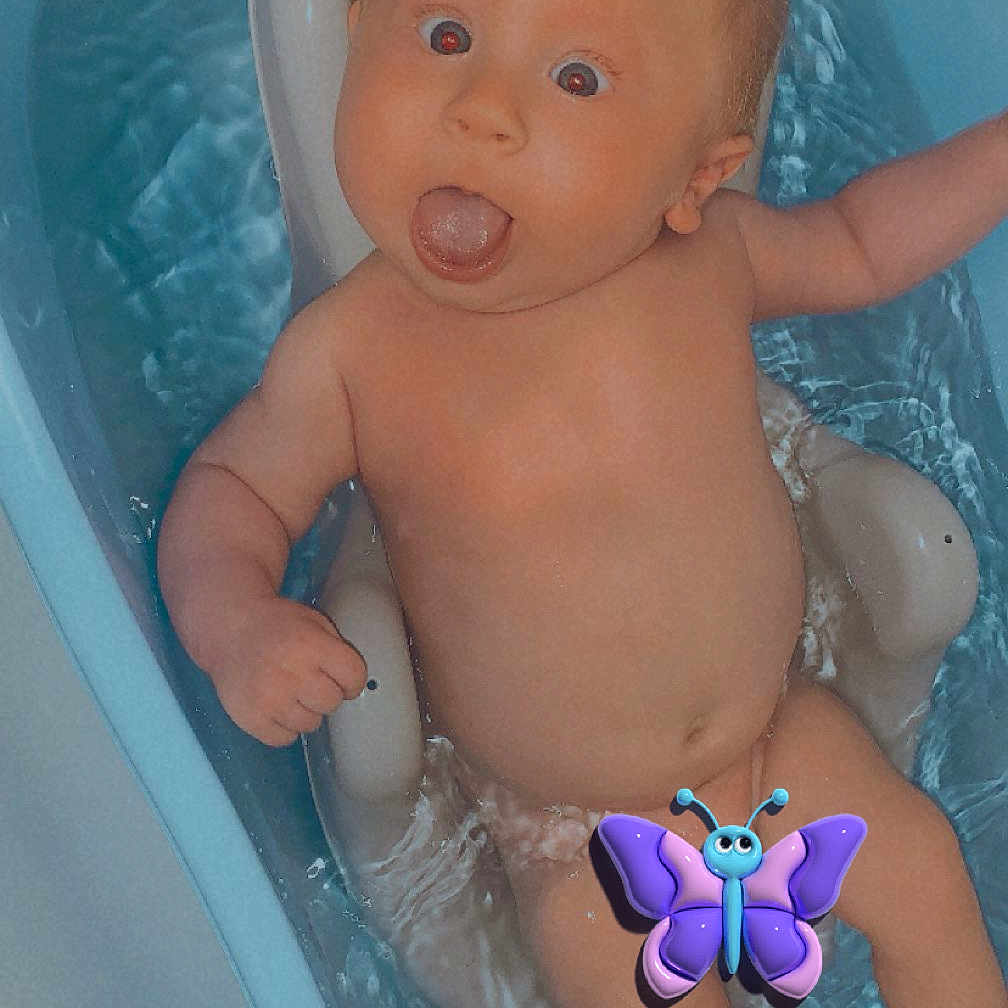 Louka participe au concours pour gagner de l'argent avec cette photo : baby, bath, bathseat, bathtime, bathtub, blue, child, cute, expression, hair, indoors, infant, naked, playful, sitting, skin, smile, surprised, tongue_out, water