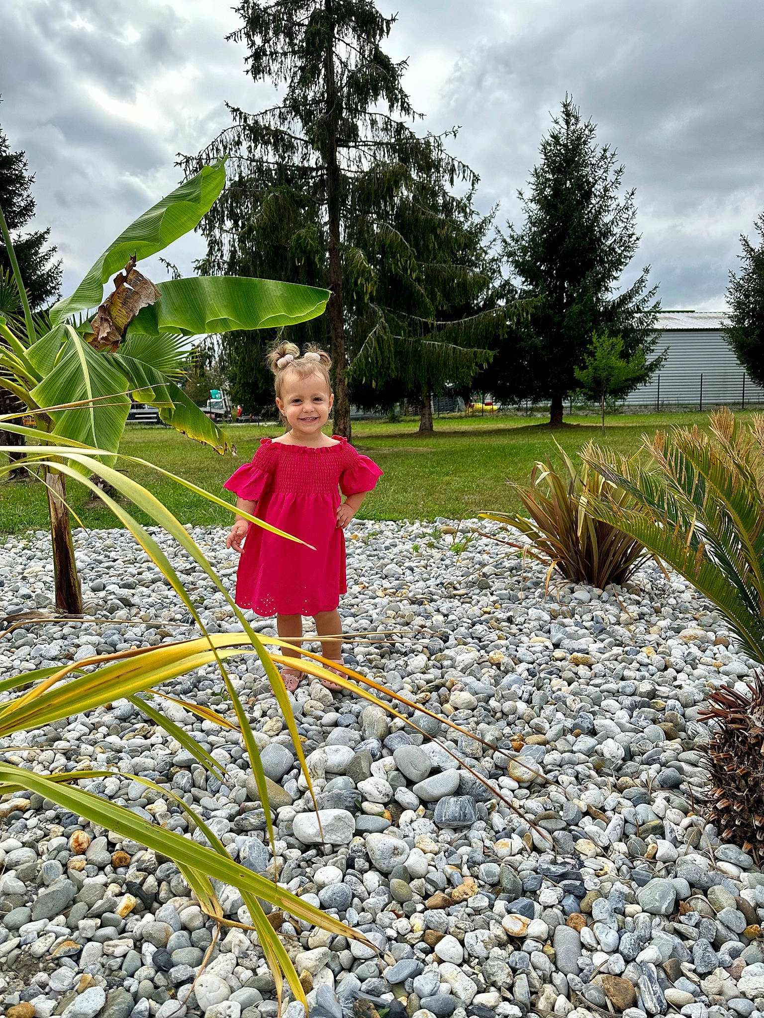 Eva a rejoint le concours — aidez-le/la à gagner de superbes lots ! cloud, garden, grass, grass_family, joy, landscape, landscaping, leisure, natural_landscape, pebble, people_in_nature, person, plant, road_surface, rock, shrub, sky, terrestrial_plant, toddler, travel