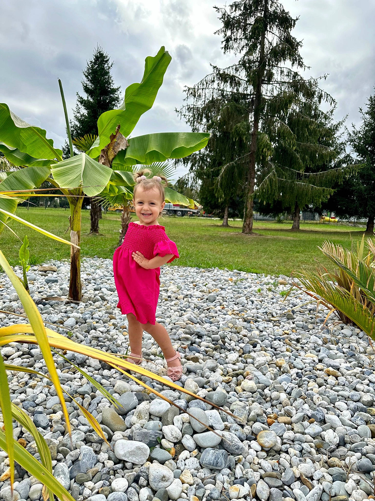 Eva participe au concours pour gagner de l'argent avec cette photo : botany, cloud, garden, grass, happy, joy, landscape, leisure, nature, people_in_nature, person, plant, road_surface, sky, soil, spring, summer, terrestrial_plant, toddler, travel