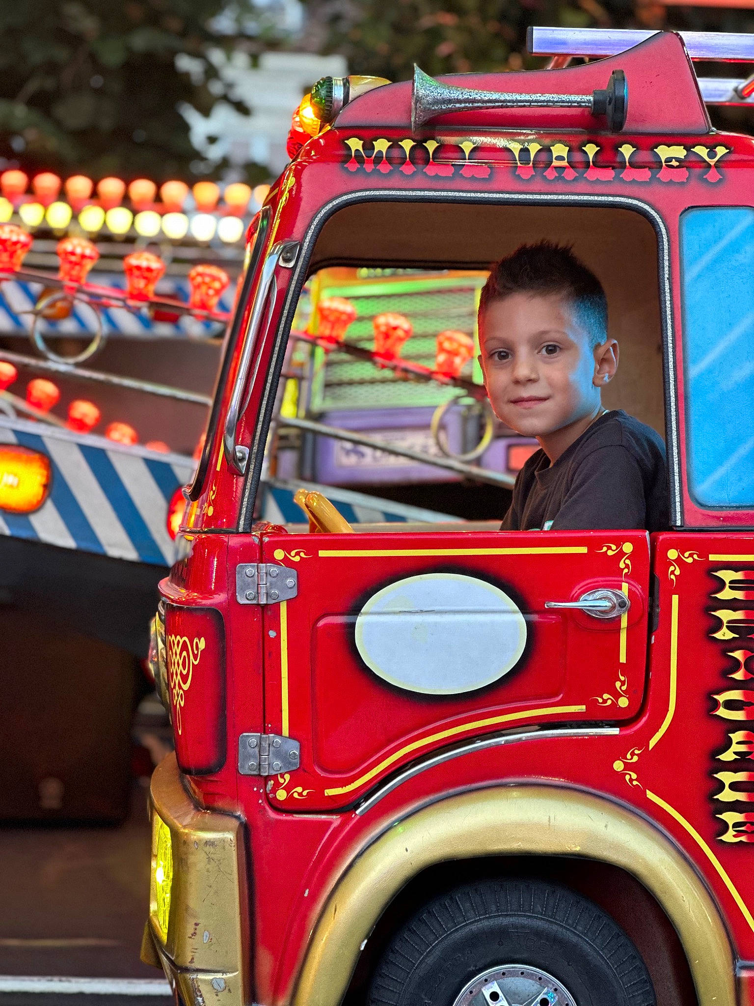 Eric a rejoint le concours — aidez-le/la à gagner de superbes lots ! auto_part, automotive_design, automotive_exterior, automotive_tire, automotive_wheel_system, classic, commercial_vehicle, event, fender, fire_apparatus, fun, joy, land_vehicle, mode_of_transport, motor_vehicle, person, recreation, red, tire, truck