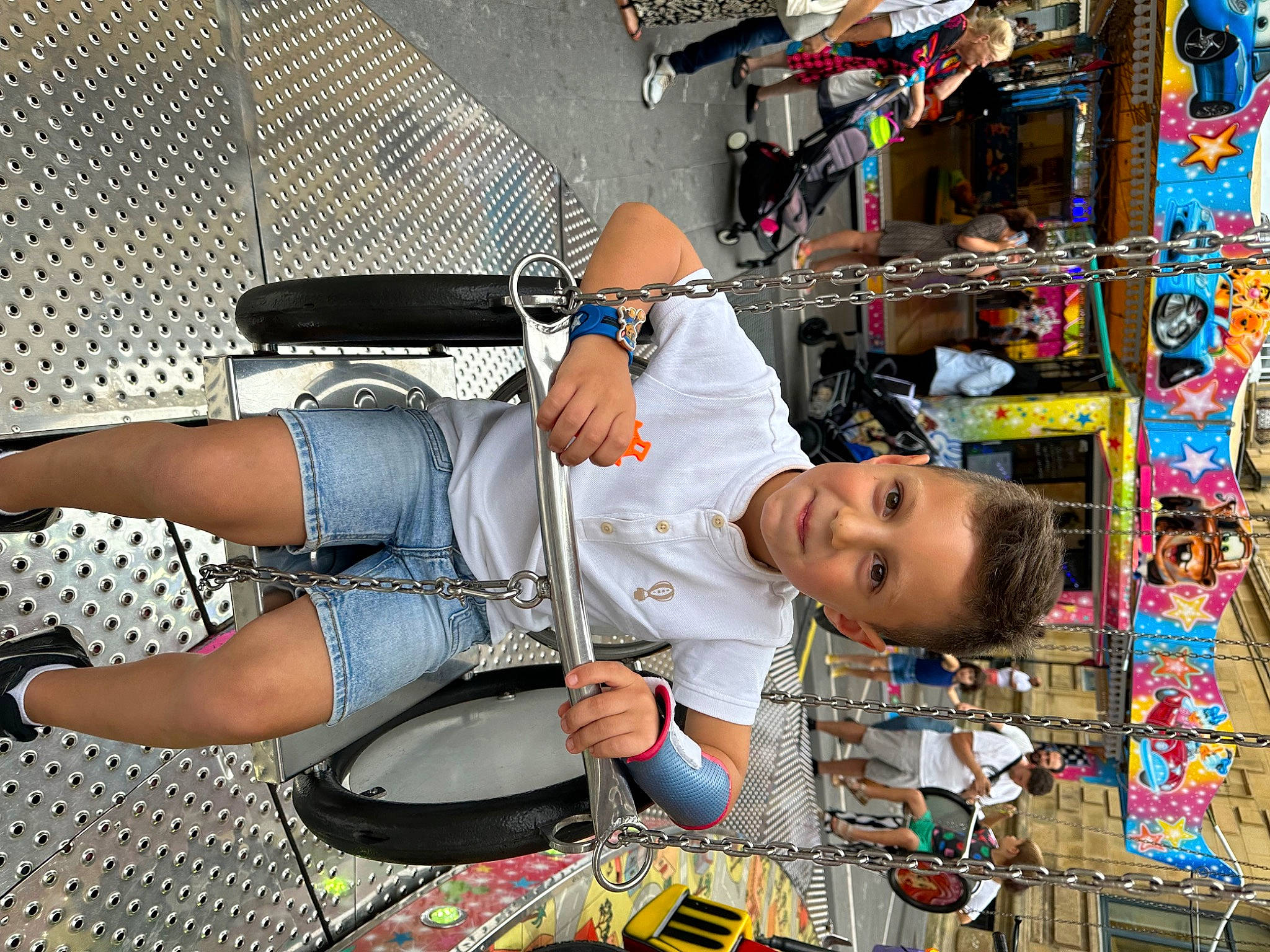 Eric a rejoint le concours — aidez-le/la à gagner de superbes lots ! art, artist, city, collage, cool, eyewear, fun, hat, human_leg, joy, leisure, market, person, road, shoe, sidewalk, street, sunglasses, t_shirt, textile