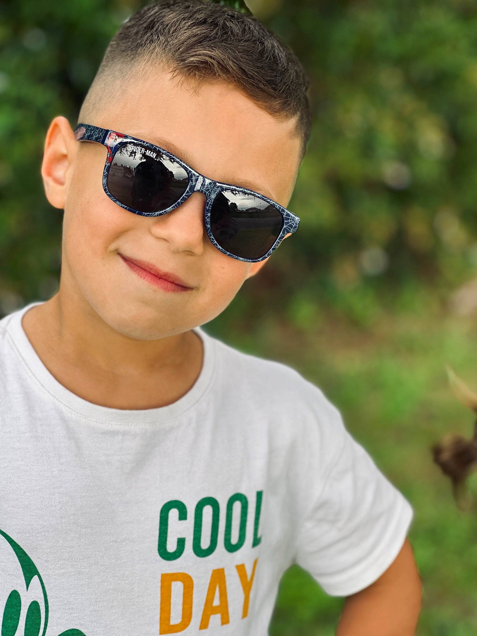 Eric participe au concours pour gagner de l'argent avec cette photo : caesar_cut, chin, cool, eye_glass_accessory, eyewear, glasses, goggles, grass, happy, jaw, joy, leisure, lip, neck, person, personal_protective_equipment, recreation, sleeve, smile, sunglasses
