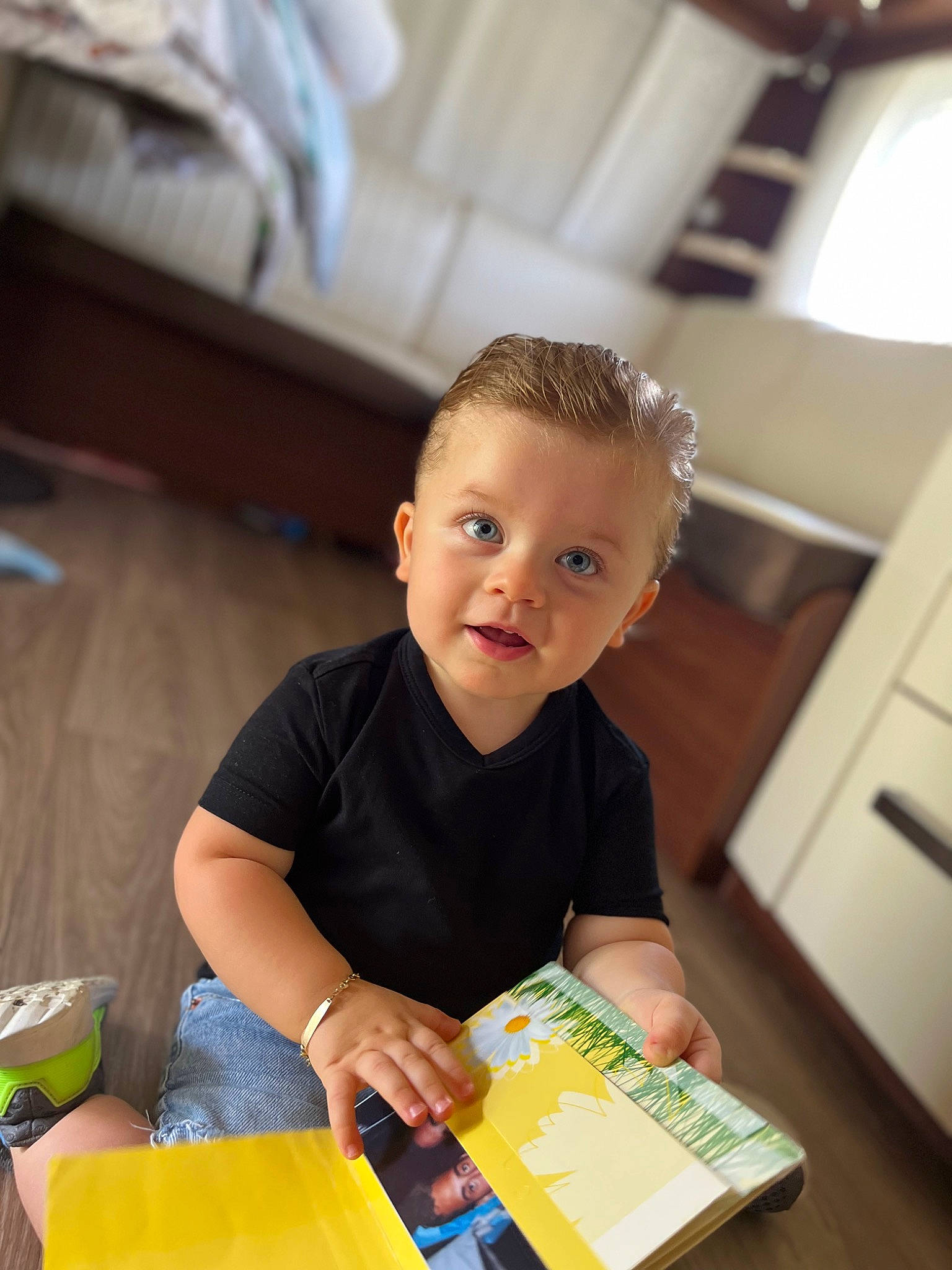 Raphaël a rejoint le concours — aidez-le/la à gagner de superbes lots ! baby, baby_toddler_clothing, box, cabinetry, child, flooring, fun, happy, hardwood, person, play, room, sitting, t_shirt, toddler, wood, wood_stain