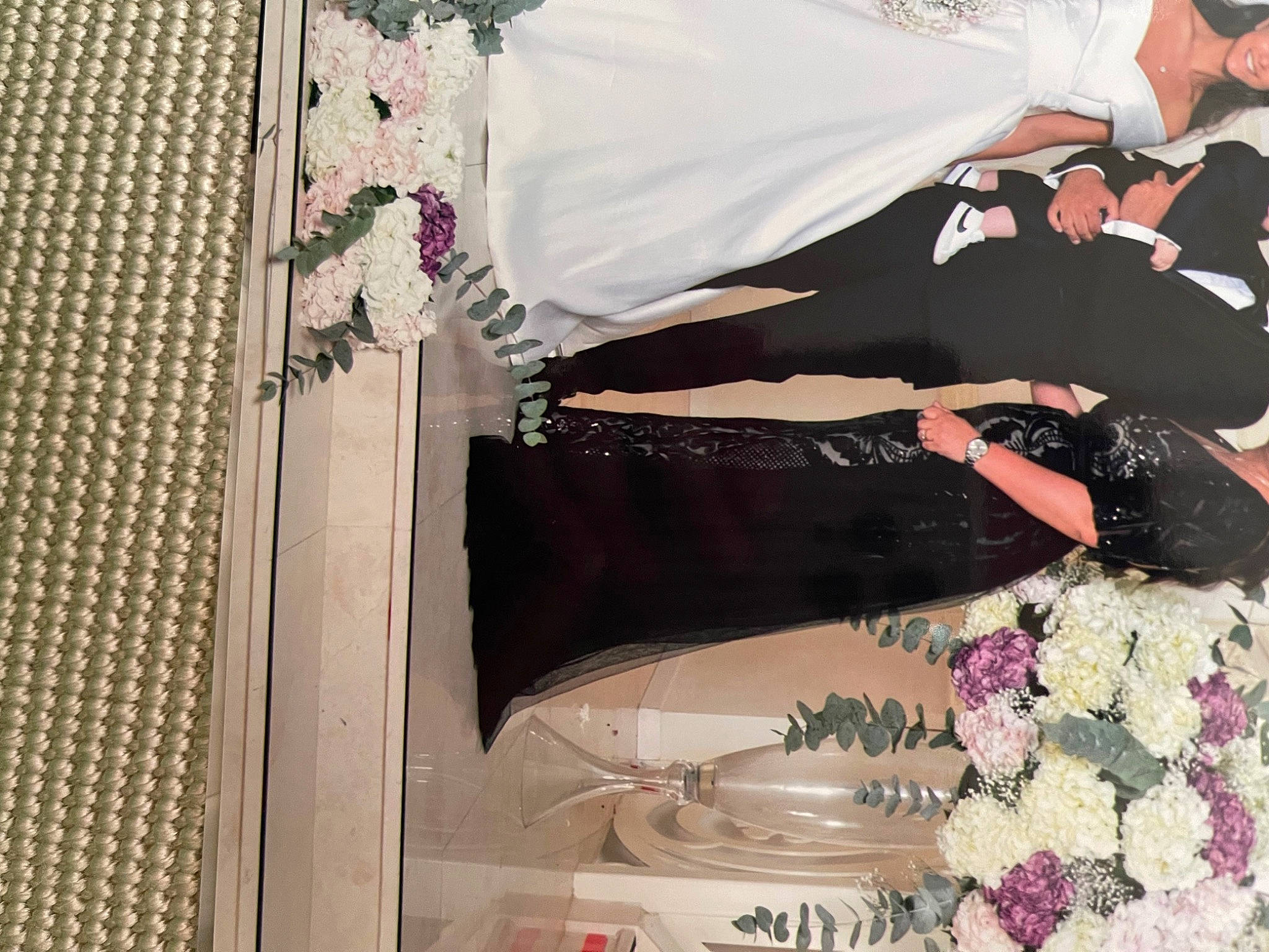 Gianni a rejoint le concours — aidez-le/la à gagner de superbes lots ! art, dress, event, fashion_design, floral_design, flower, flower_arranging, formal_wear, happy, headwear, joy, linens, pattern, peach, person, pink, plant, room, textile, vintage_clothing