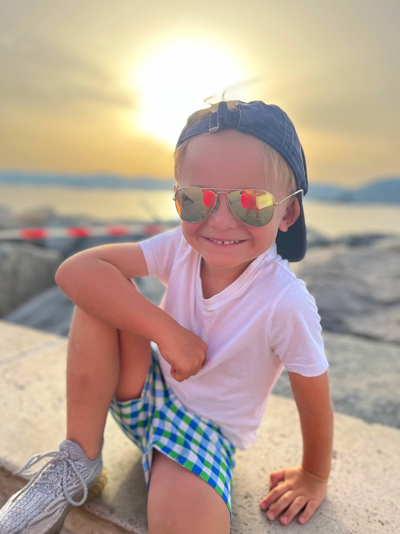Gianni a rejoint le concours — aidez-le/la à gagner de superbes lots ! baby_toddler_clothing, cool, eyewear, fun, glasses, goggles, happy, horizon, joy, landscape, leisure, people_in_nature, person, sand, shorts, sky, summer, sunglasses, thigh, toddler