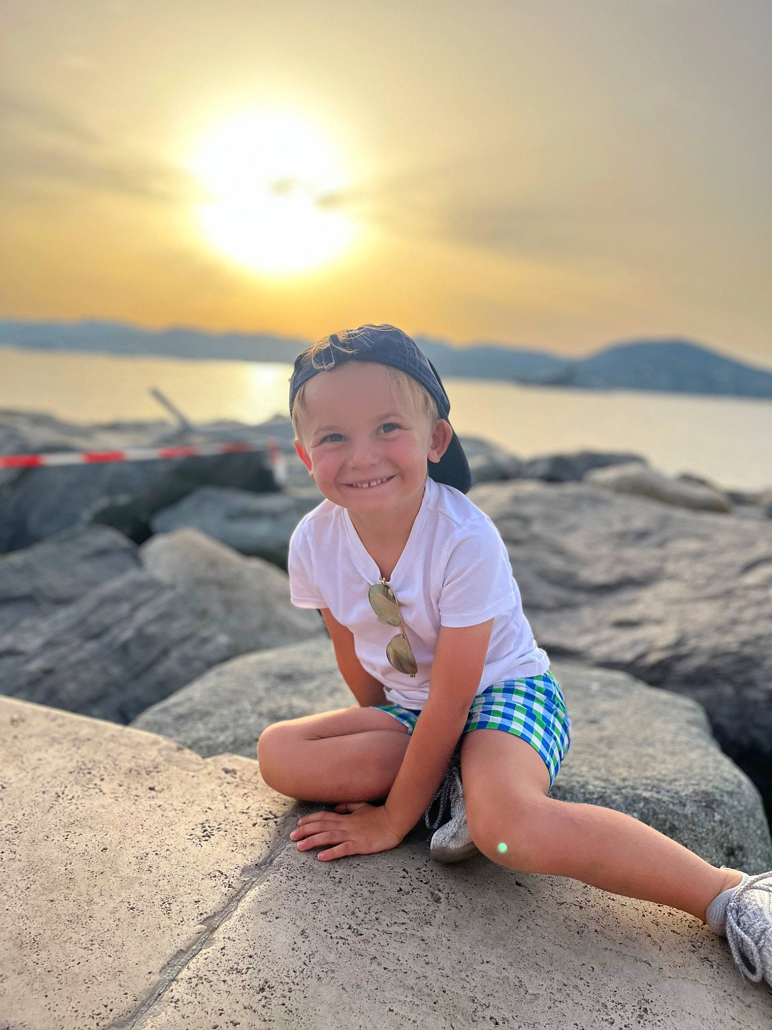 Gianni a rejoint le concours — aidez-le/la à gagner de superbes lots ! beach, cloud, coastal_and_oceanic_landforms, flash_photography, fun, grass, happy, hat, headwear, horizon, joy, landscape, leg, leisure, morning, people_in_nature, person, sky, smile, sunlight