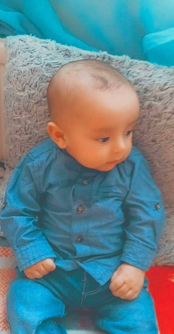 Omar a rejoint le concours — aidez-le/la à gagner de superbes lots ! baby, blue, cheek, child, chin, ear, eye, face, forehead, head, iris, lip, mouth, nose, person, sitting, skin, smile, toddler, turquoise