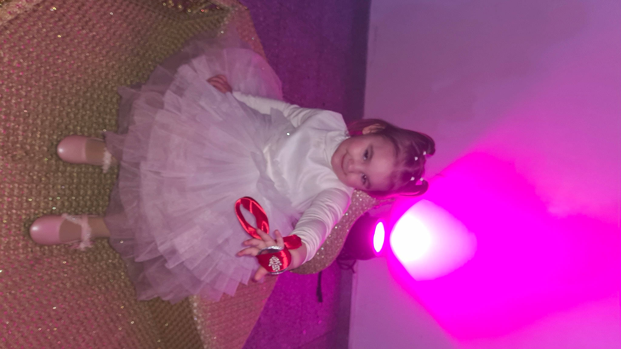 Maïwen participe au concours pour gagner de l'argent avec cette photo : baby, baby_toddler_clothing, child, costume, entertainment, event, fun, happy, joy, magenta, person, pink, plant, purple, room, smile, toddler, tree, violet