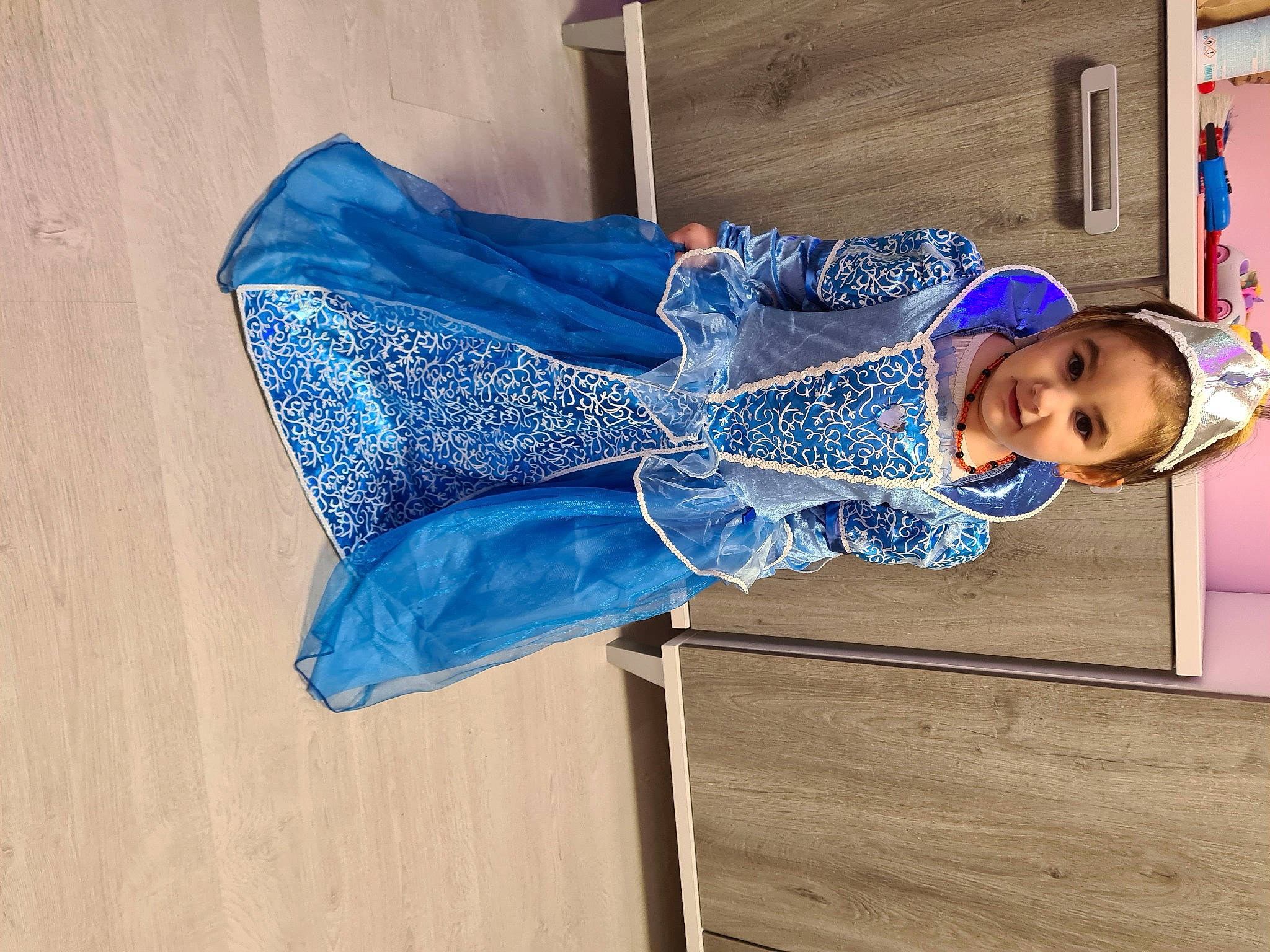 Maïwen a rejoint le concours — aidez-le/la à gagner de superbes lots ! azure, baby_toddler_clothing, child, electric_blue, fashion_accessory, happy, hat, leisure, pattern, person, sleeve, t_shirt, toddler, wood