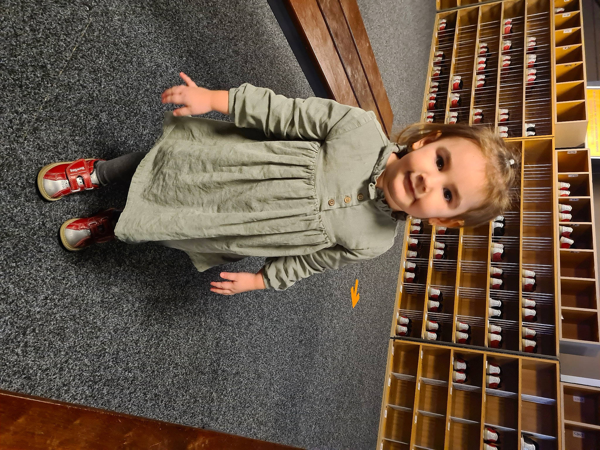 Maïwen a rejoint le concours — aidez-le/la à gagner de superbes lots ! baby, baby_toddler_clothing, child, floor, flooring, foot, fun, hand, hardwood, human_body, human_leg, joy, leg, mammal, pattern, person, play, sitting, sock, toddler