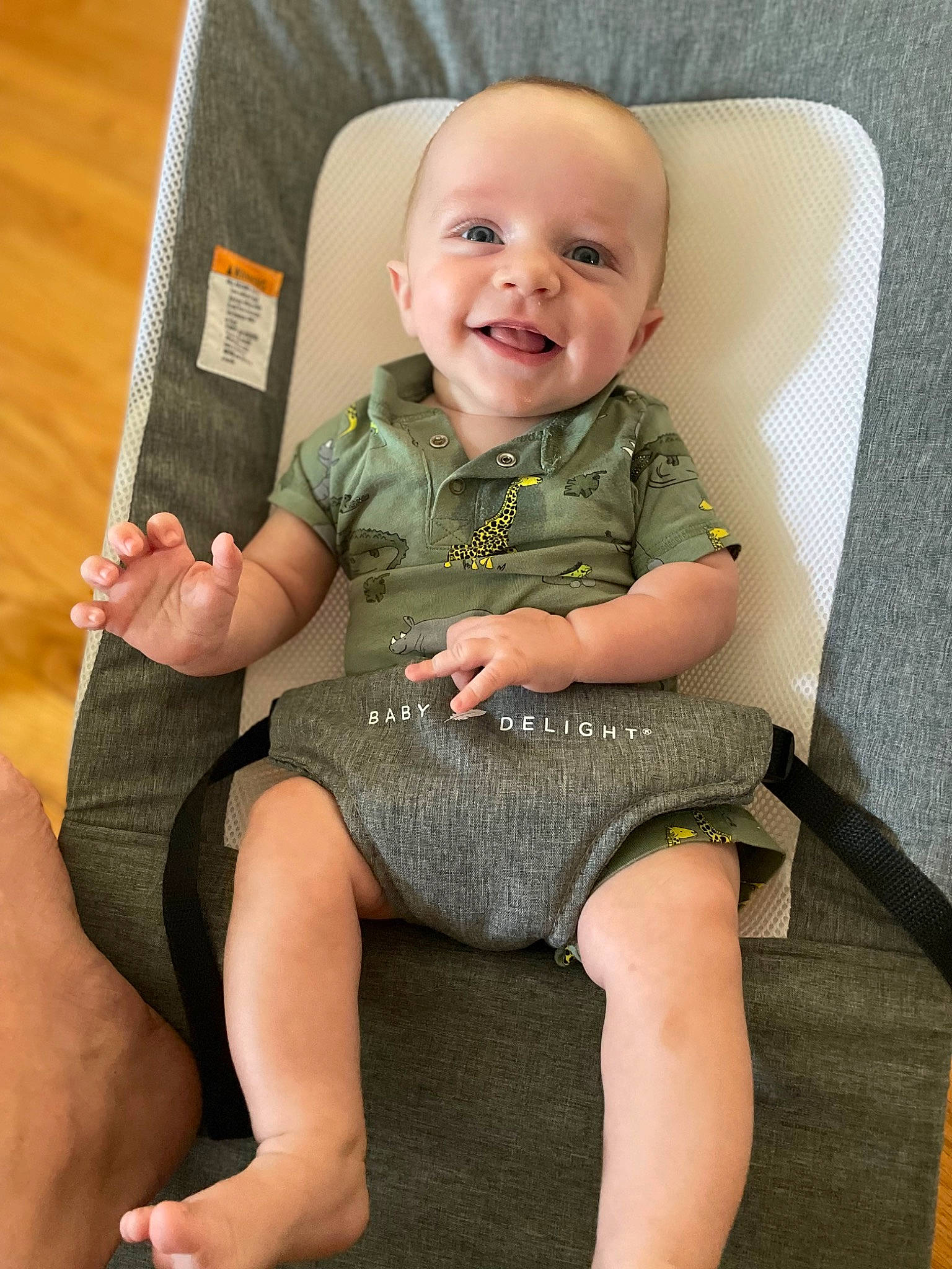 Coen is registered to the contest to win money with this photo: baby_toddler_clothing, chair, cheek, comfort, eye, face, finger, head, human_body, joint, joy, knee, lap, leg, neck, organ, person, skin, sleeve, smile