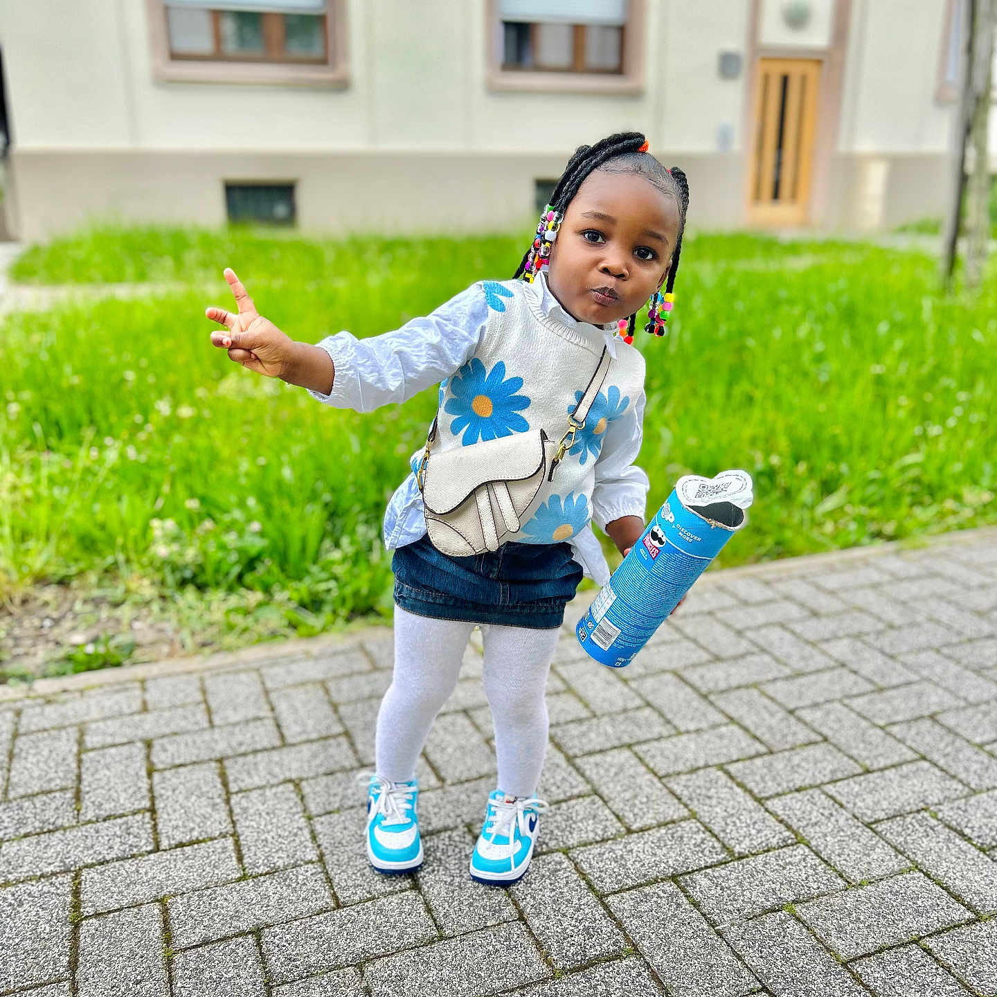 Maissam participe au concours pour gagner de l'argent avec cette photo : bodypart, child, clothing, face, female, finger, footwear, girl, grass, hand, happy, head, jeans, pants, person, photography, plant, portrait, shoe, sitting