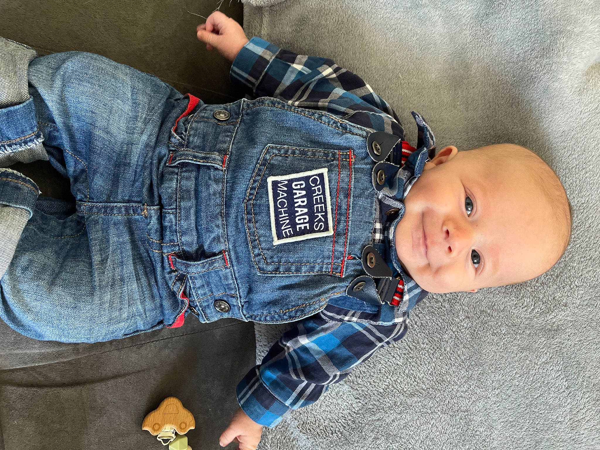 Lyam participe au concours pour gagner de l'argent avec cette photo : baby, baby_toddler_clothing, child, comfort, denim, elbow, electric_blue, human_leg, knee, pattern, person, plaid, sitting, sleeve, tartan, thigh, toddler, tree, trunk, waist