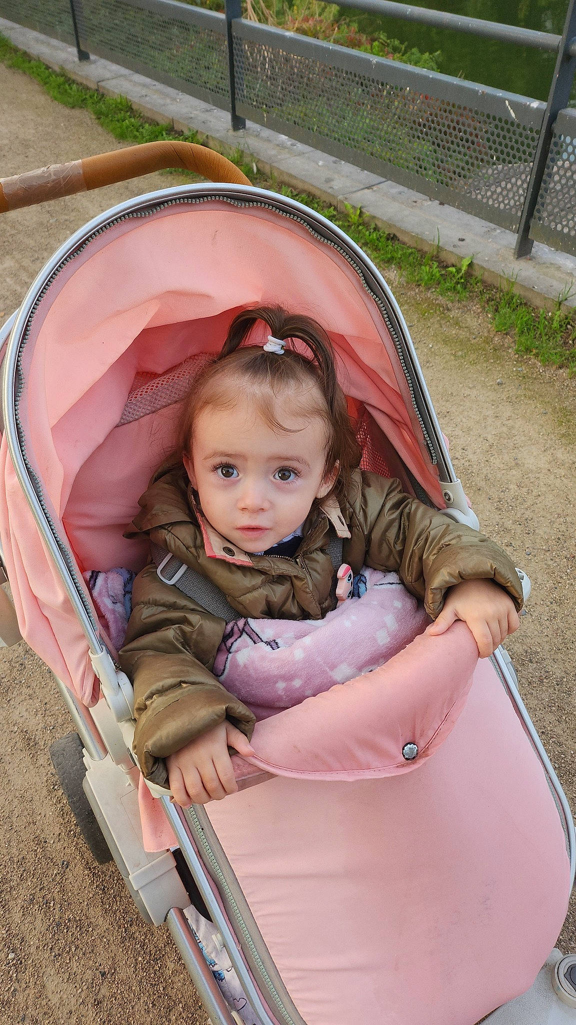 Amelia a rejoint le concours — aidez-le/la à gagner de superbes lots ! auto_part, baby, baby_carriage, baby_products, baby_toddler_clothing, child, comfort, facial_expression, fun, grass, leisure, mammal, motor_vehicle, person, pink, plant, public_space, recreation, sitting, toddler