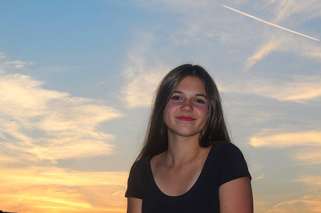 Lily-Rose a rejoint le concours — aidez-le/la à gagner de superbes lots ! beauty, black_hair, blue, cloud, eye, face, facial_expression, forehead, fun, hair, hairstyle, happy, head, lip, long_hair, mouth, person, sky, smile, summer