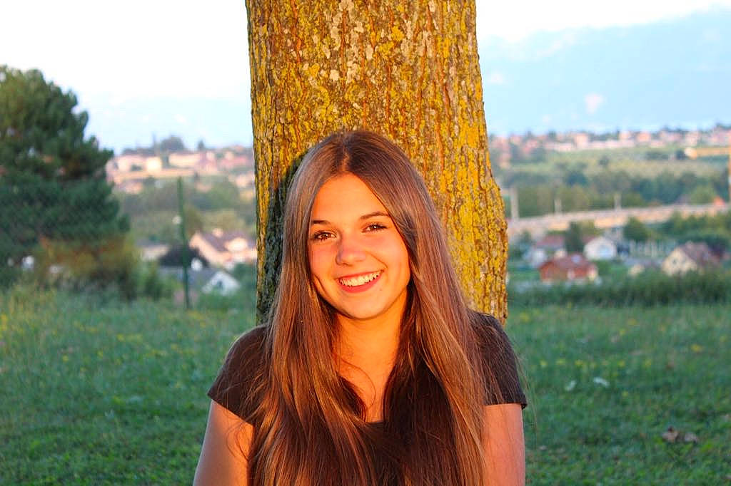Lily-Rose participe au concours pour gagner de l'argent avec cette photo : beauty, brown_hair, face, facial_expression, fun, grass, hair, hairstyle, happy, joy, lady, lip, long_hair, people_in_nature, person, photograph, photography, smile, summer, sunlight
