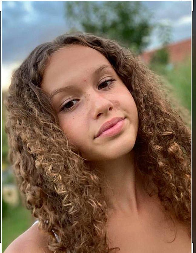 Mary-Lou participe au concours pour gagner de l'argent avec cette photo : beauty, blond, brown_hair, cheek, chin, close_up, eyebrow, face, forehead, hair, hair_coloring, hairstyle, human, layered_hair, lip, long_hair, neck, nose, person, ringlet