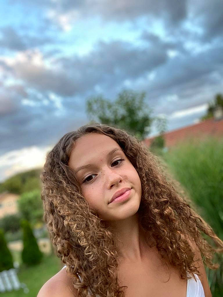 Mary-Lou a rejoint le concours — aidez-le/la à gagner de superbes lots ! beauty, blond, brown_hair, chin, eyebrow, face, grass, hair, hair_coloring, hairstyle, happy, lip, long_hair, neck, people_in_nature, person, photography, portrait_photography, skin, smile