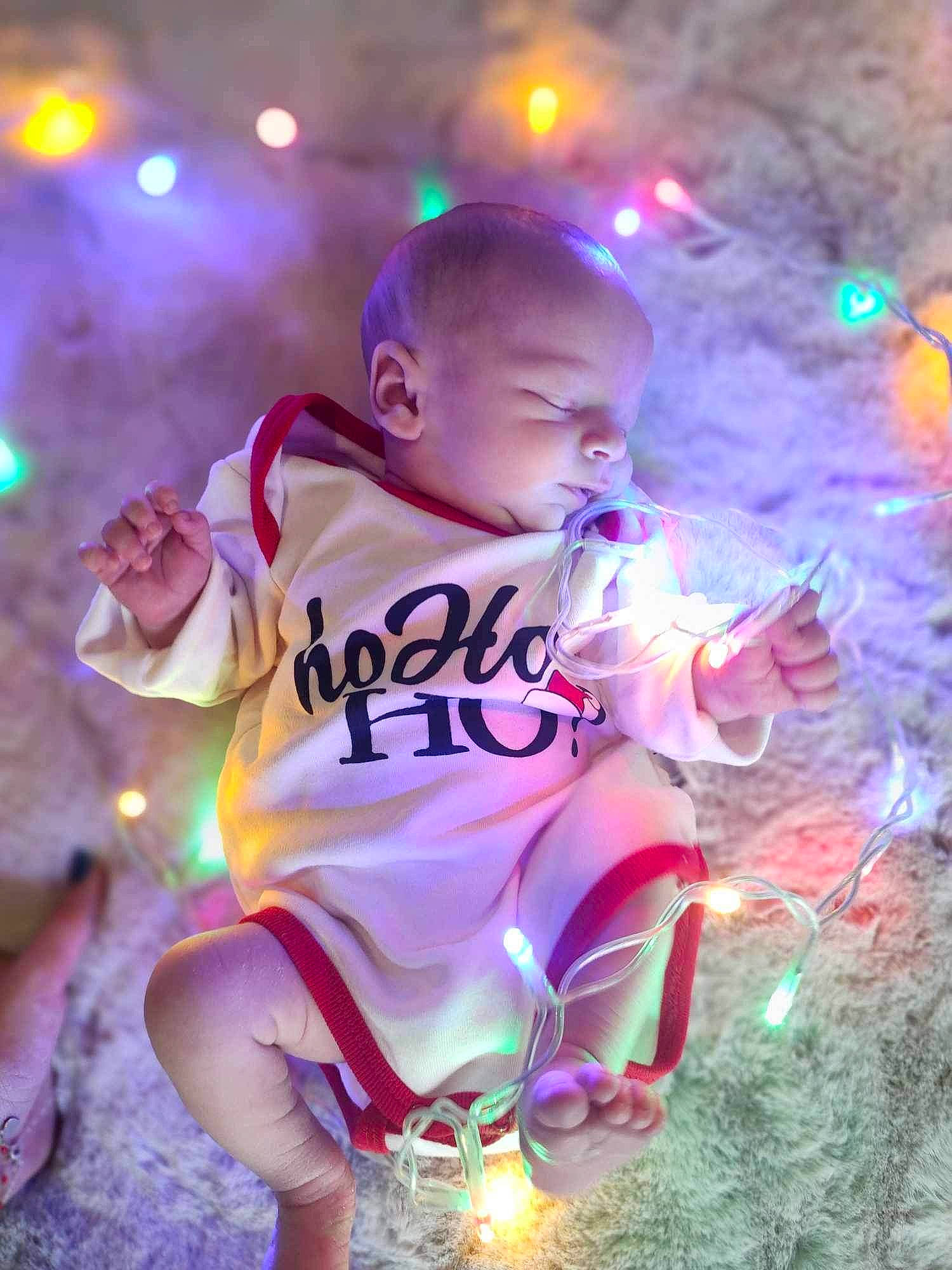 Leyden participe au concours pour gagner de l'argent avec cette photo : baby, baby_toddler_clothing, child, christmas, christmas_decoration, christmas_ornament, electric_blue, entertainment, event, fun, happy, holiday, light, magenta, person, pink, plant, purple, toddler, tree