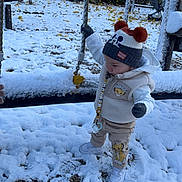 Leyden a rejoint le concours — aidez-le/la à gagner de superbes lots ! baby, cap, car, clothing, face, footwear, glove, hat, head, machine, nature, outdoors, person, shoe, snow, toy, transportation, vehicle, wheel, winter