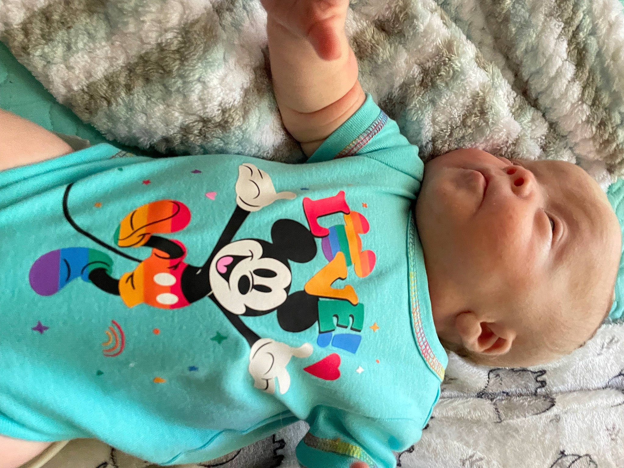 Jaxxon is registered to the contest to win money with this photo: arm, baby_toddler_clothing, cheek, comfort, eye, facial_expression, green, hair, hairstyle, hand, head, human_body, joint, mouth, neck, nose, organ, person, skin, sleeve