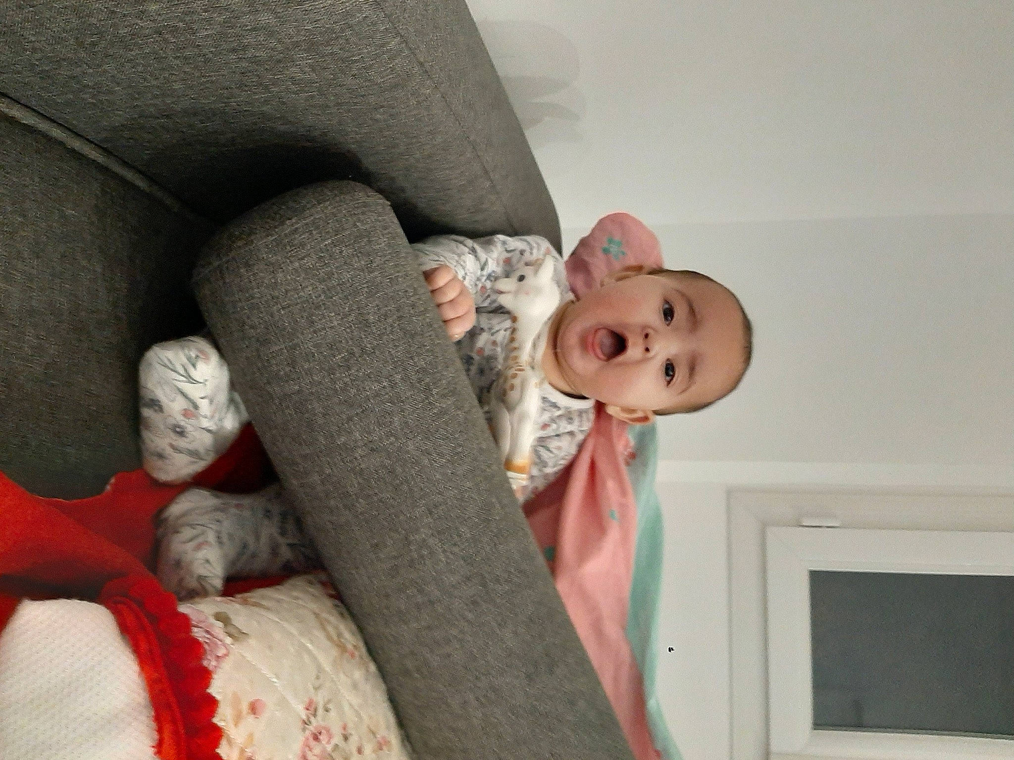 Jawad a rejoint le concours — aidez-le/la à gagner de superbes lots ! baby, car_seat, child, comfort, couch, finger, fur, gesture, human_leg, knee, leg, linens, mouth, nose, person, room, sitting, skin, surprise, thigh